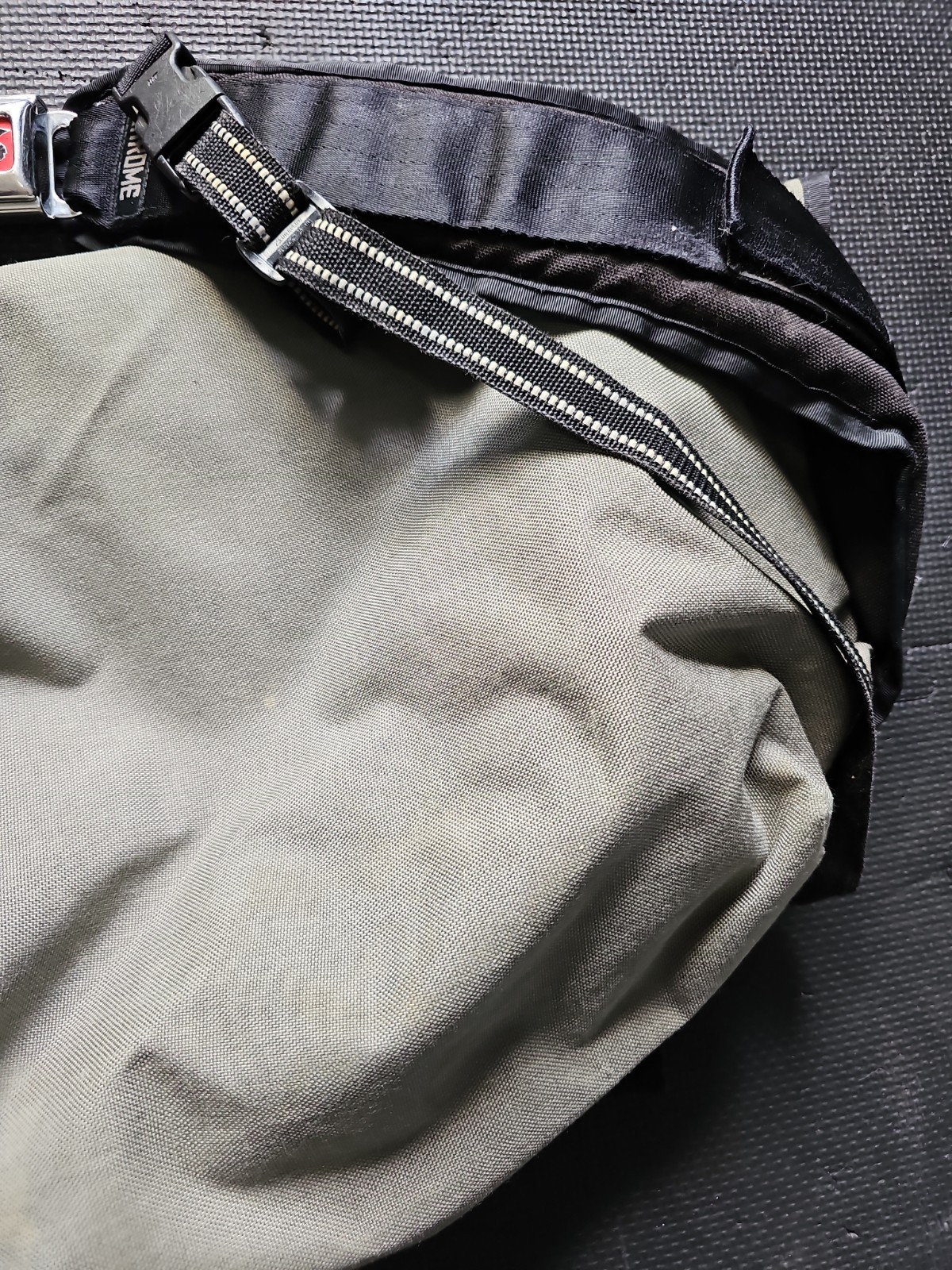Chrome Industries Extra Large Messenger Bag 24″ Wide Gray/Black