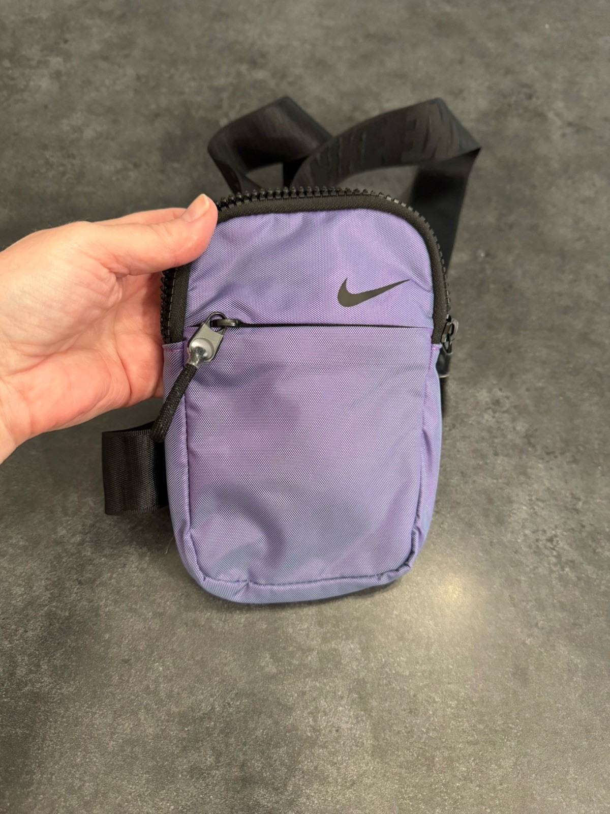 NIKE SPORTSWEAR ESSENTIALS HIP PACK Wild Berry