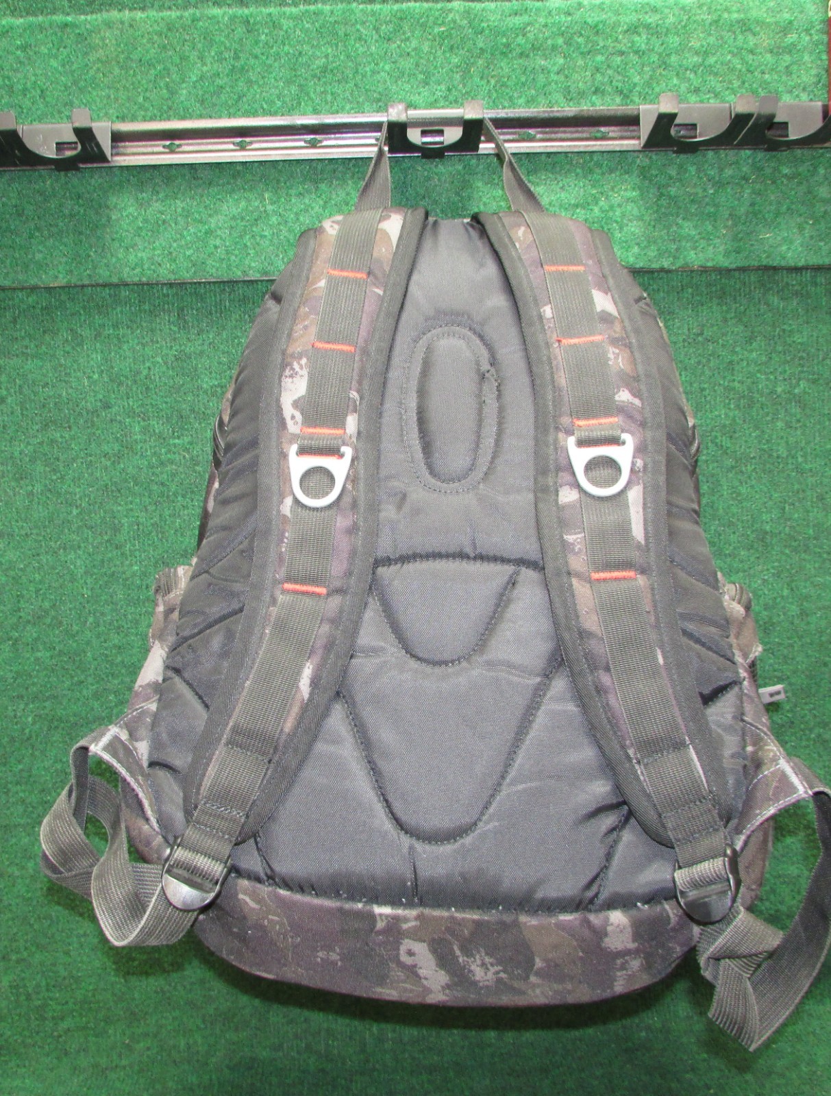 Oakley RN 96548 CA 35460 Kitchen Sink Heavy Duty Backpack – Black/Grey Camo