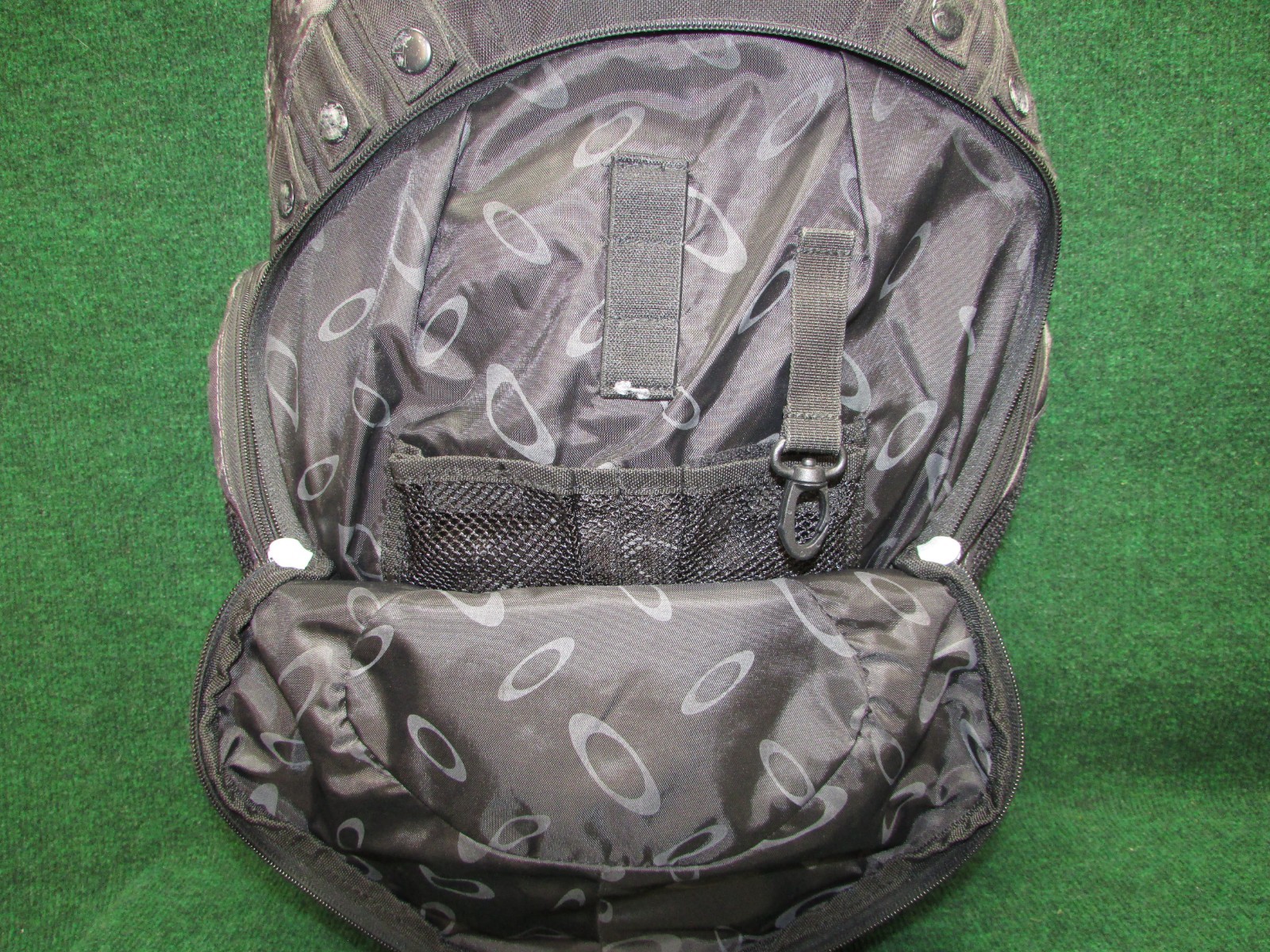 Oakley RN 96548 CA 35460 Kitchen Sink Heavy Duty Backpack – Black/Grey Camo