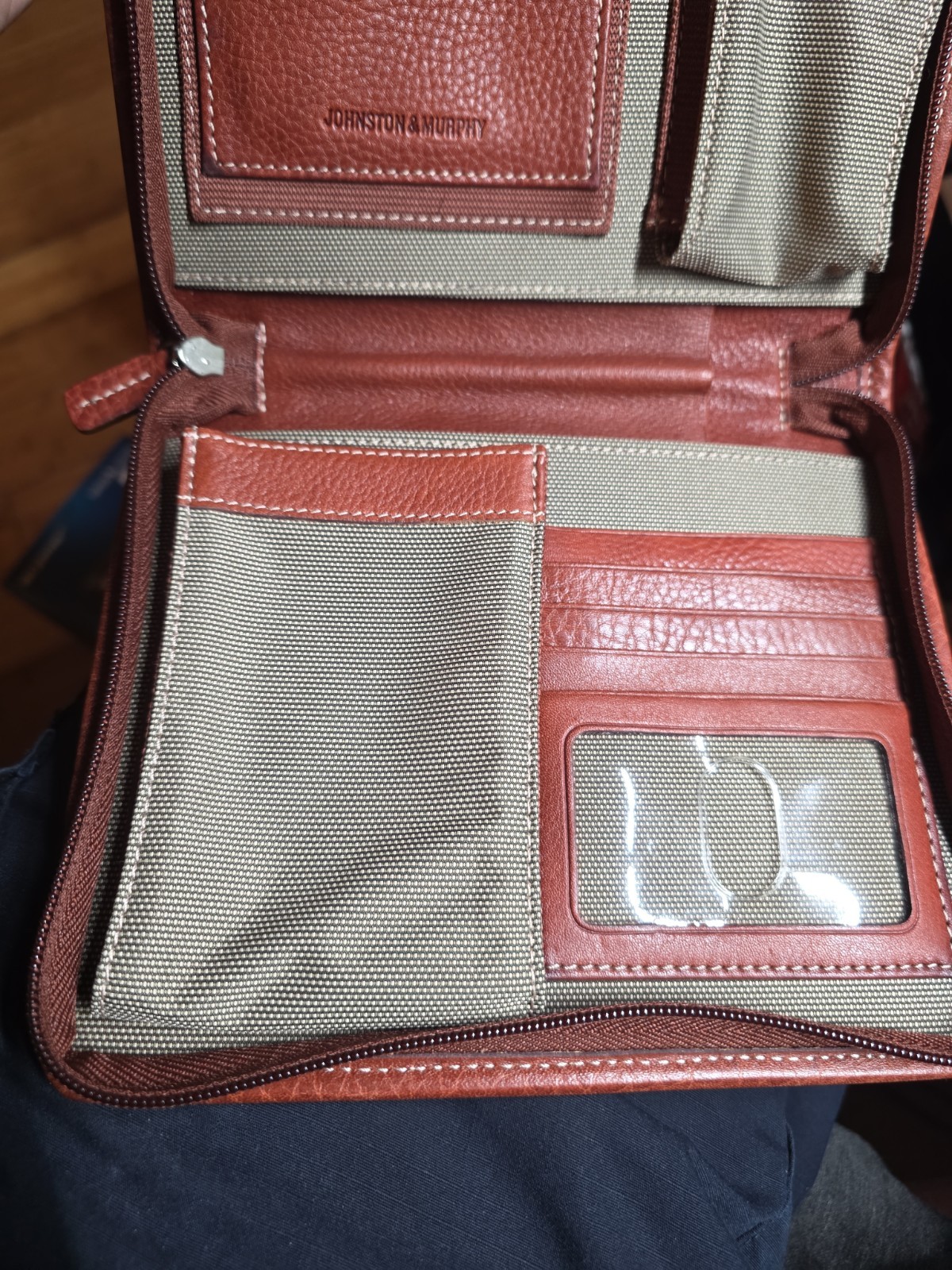 Johnston And Murphy Soft Leather Zippered Organizer Man’s 8″x7″ Brown