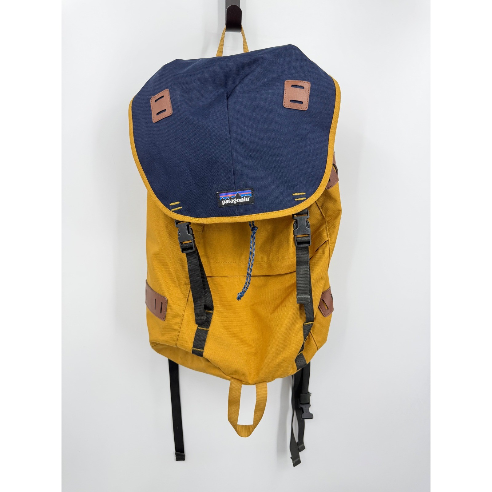 Patagonia Arbor 26L Backpack Mens OS Mustard Navy Blue Rucksack STY47956 SP16