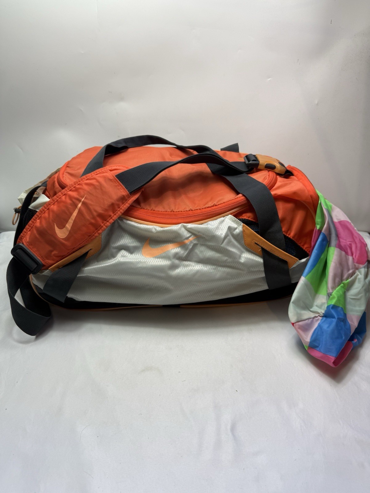 Nike Orange Duffle Gym Bag Tote Cross-Body or Hand-held w/side pockets18x9 Inch