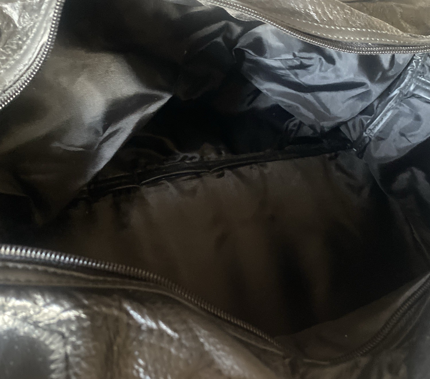 Genuine Leather 18x10x10” Travel bag fabric lined side handles & shoulder strap