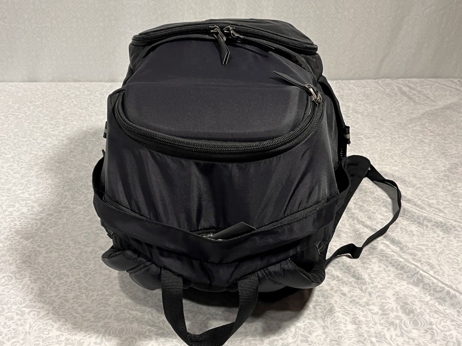 Thule Departer Black Back Pack 17x12x9 Glasses Pocket 21 Liter Laptop Travel