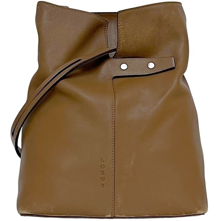Pre-owned Loewe shoulder bag, brown, lightweight leather, L20. This simple,