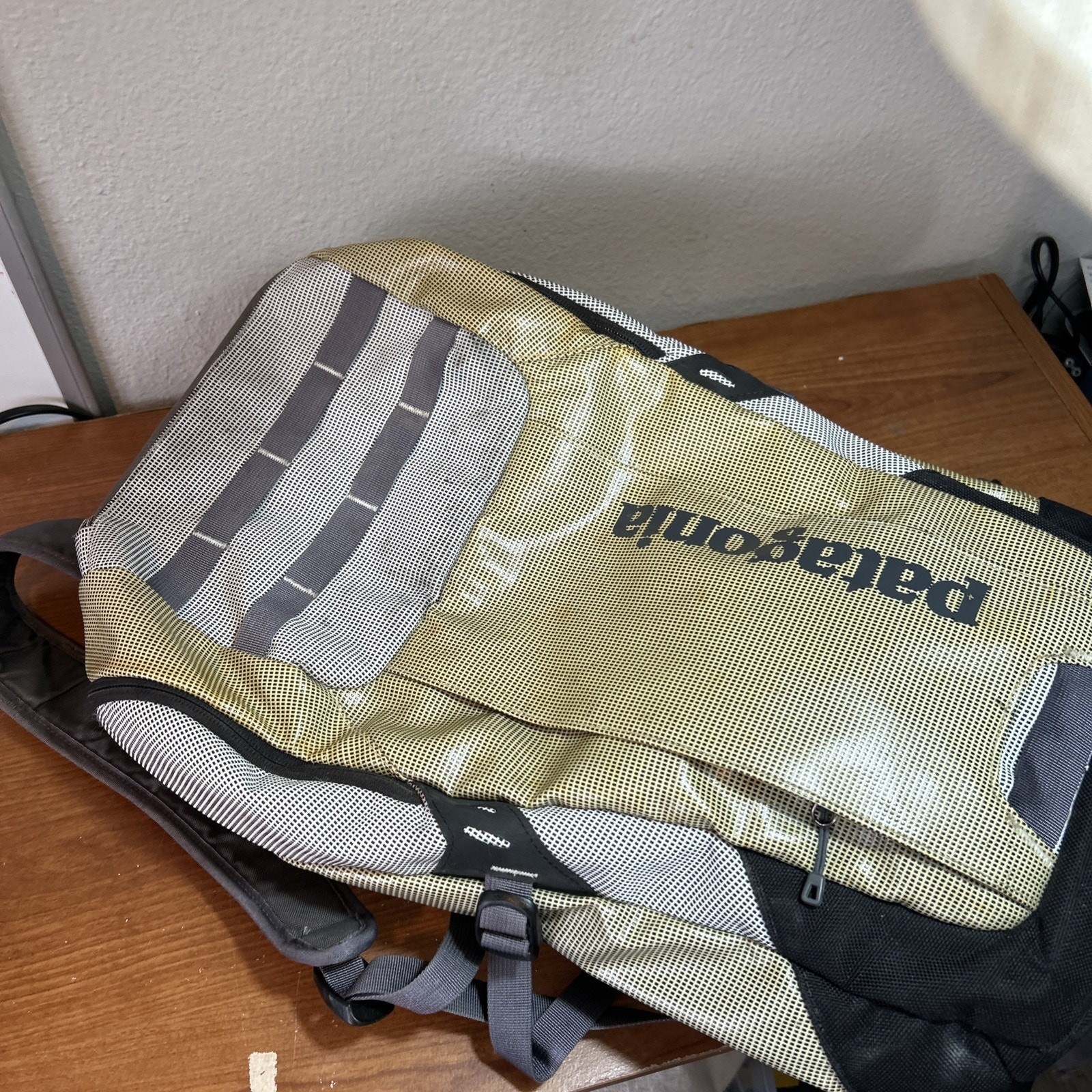 Patagonia Black Hole Back Pack 25L Gray White Weave Pattern Zip