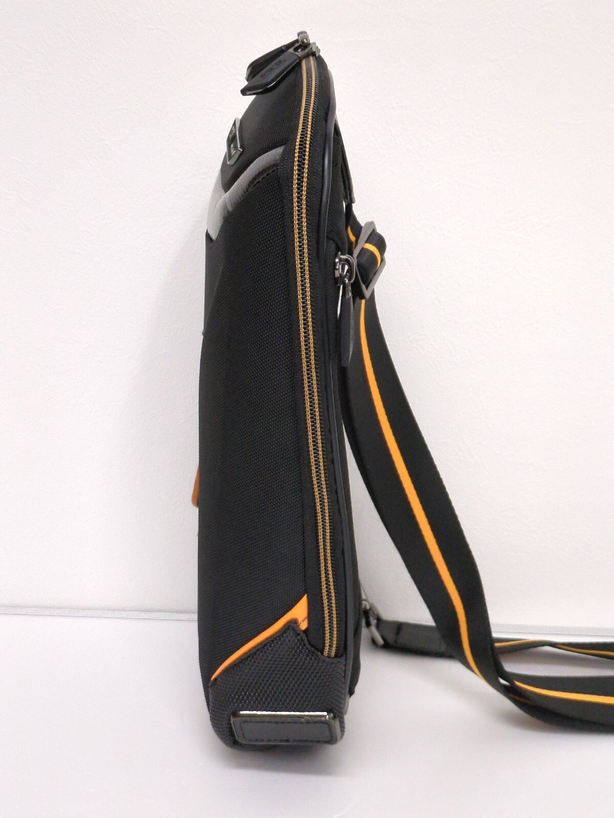 TUMI McLaren Torque Sling Body Bag carbon leather Fiber Black Outlet