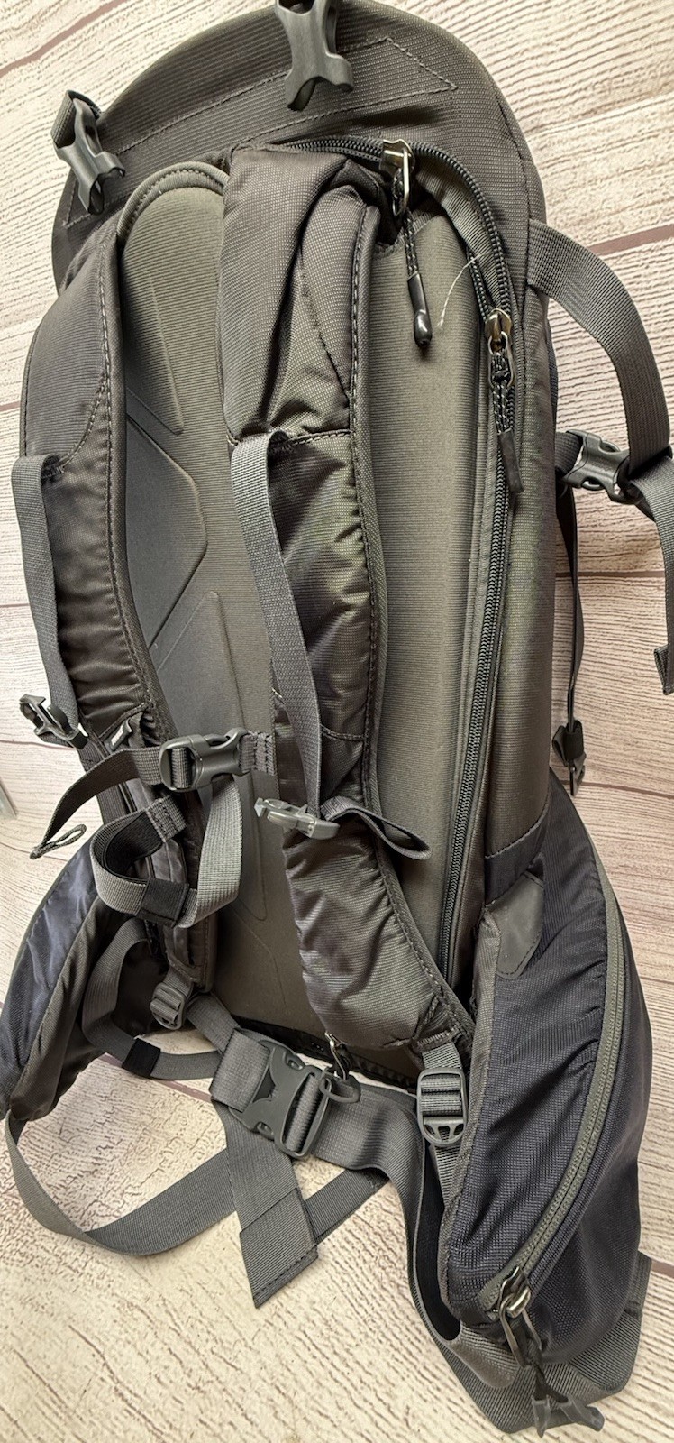 Thule Sweden Black Large Daypack Backpack Side Padded Pockets Hiking Outdoor