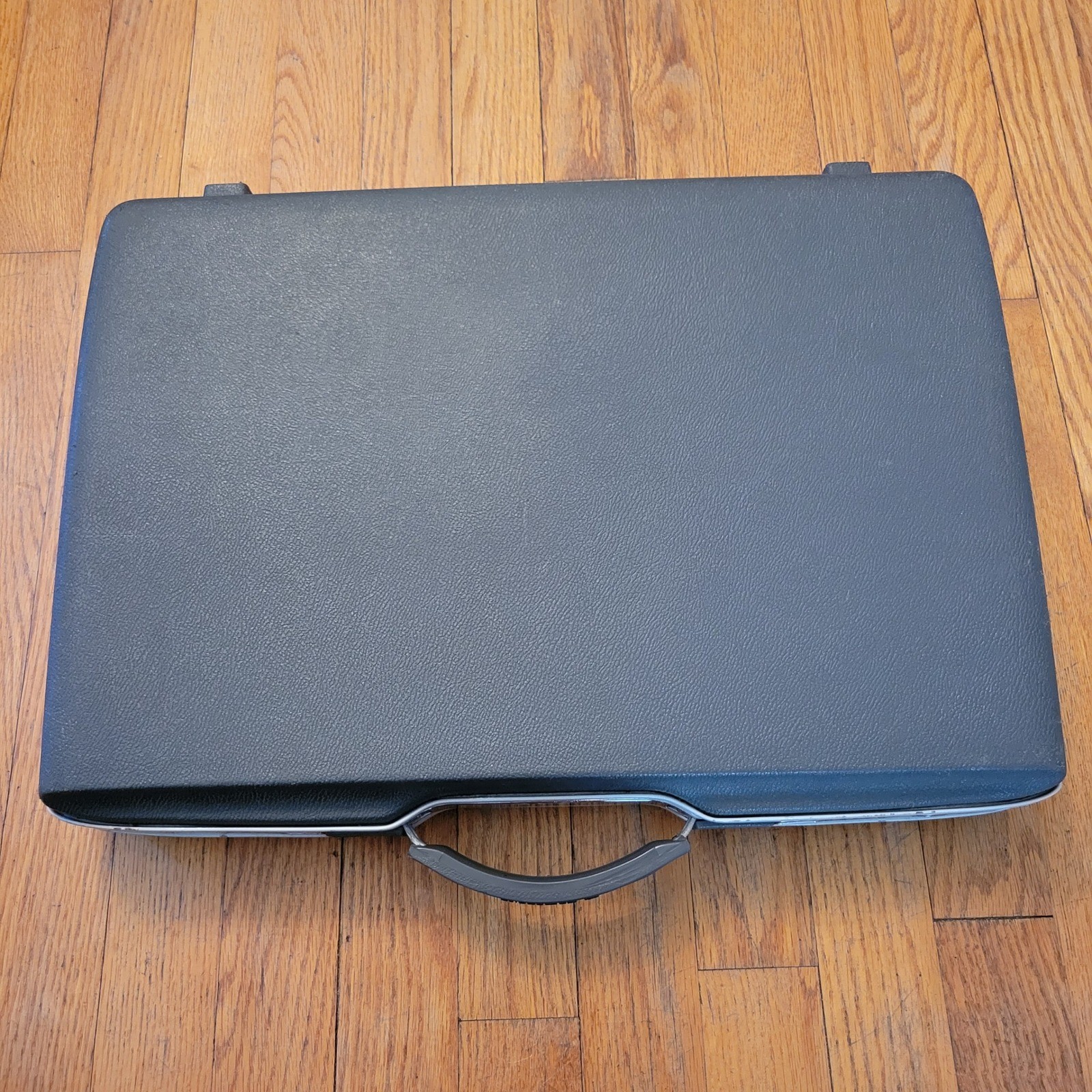 Samsonite 18″ Briefcase Black Hard Shell Slim Travel Keys VINTAGE Business Man