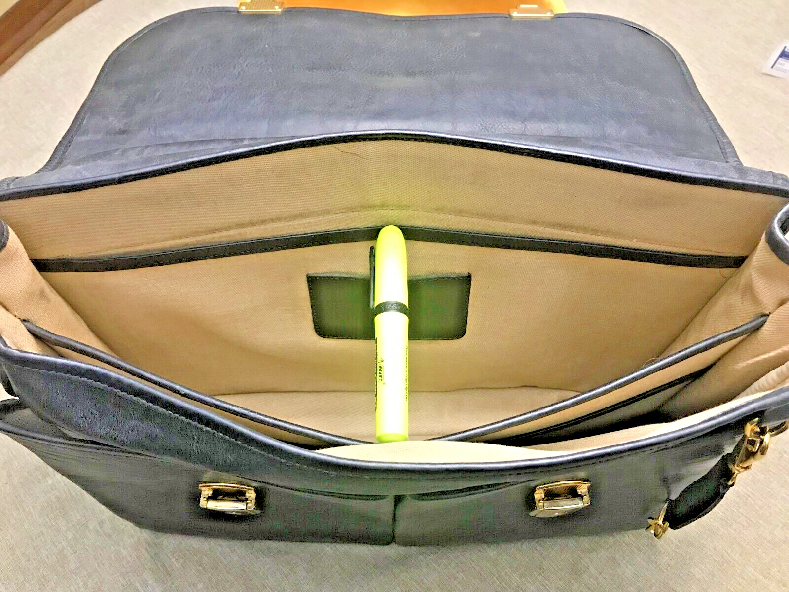 BOSCA “CORRESPONDENT” Heavy Leather Briefcase / Messenger Bag – Made in USA