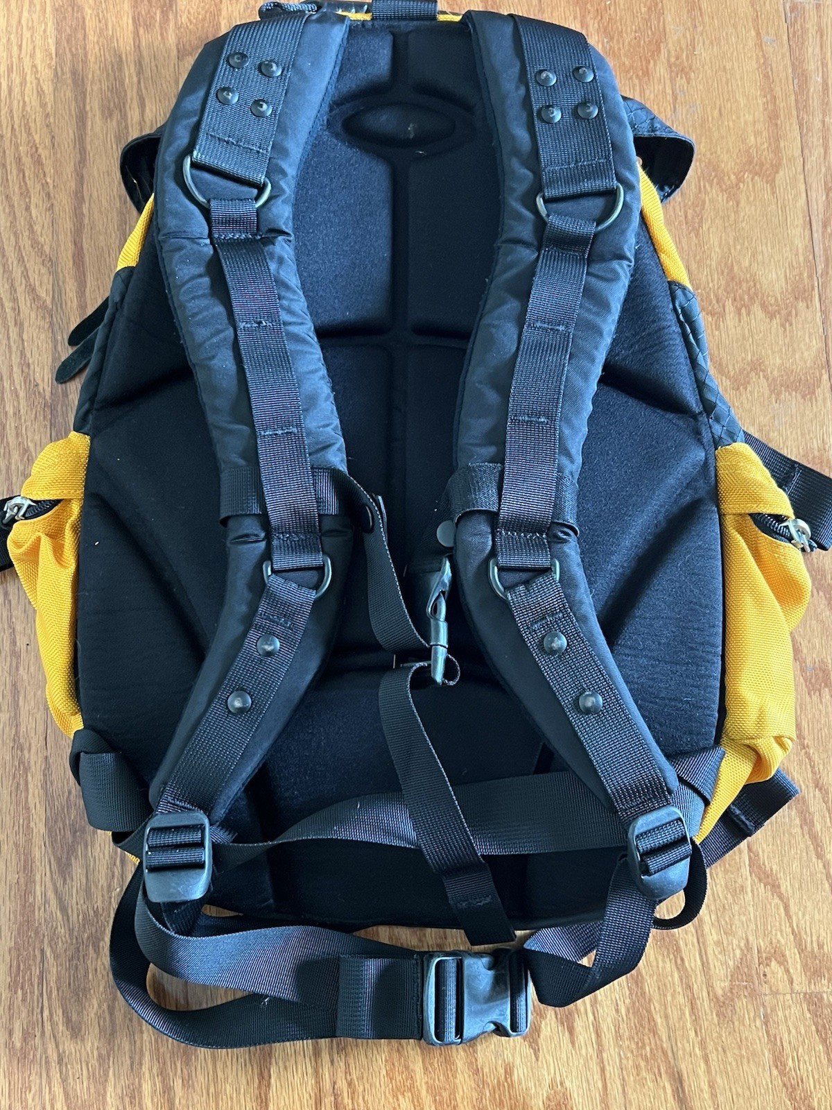 Oakley Icon 1.0 Tactical Backpack Bag Yellow Black Military Mechanism AP 07-139