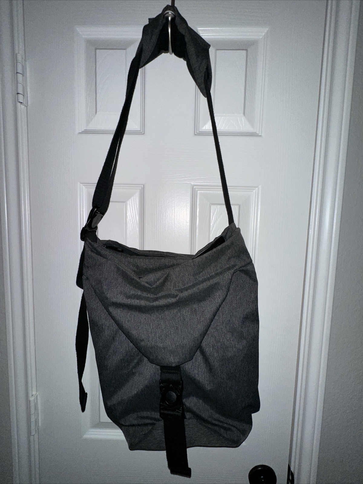Cote et Ciel Cross Body Bag Riss Memory Tech For Laptop Versatile Gray iPad
