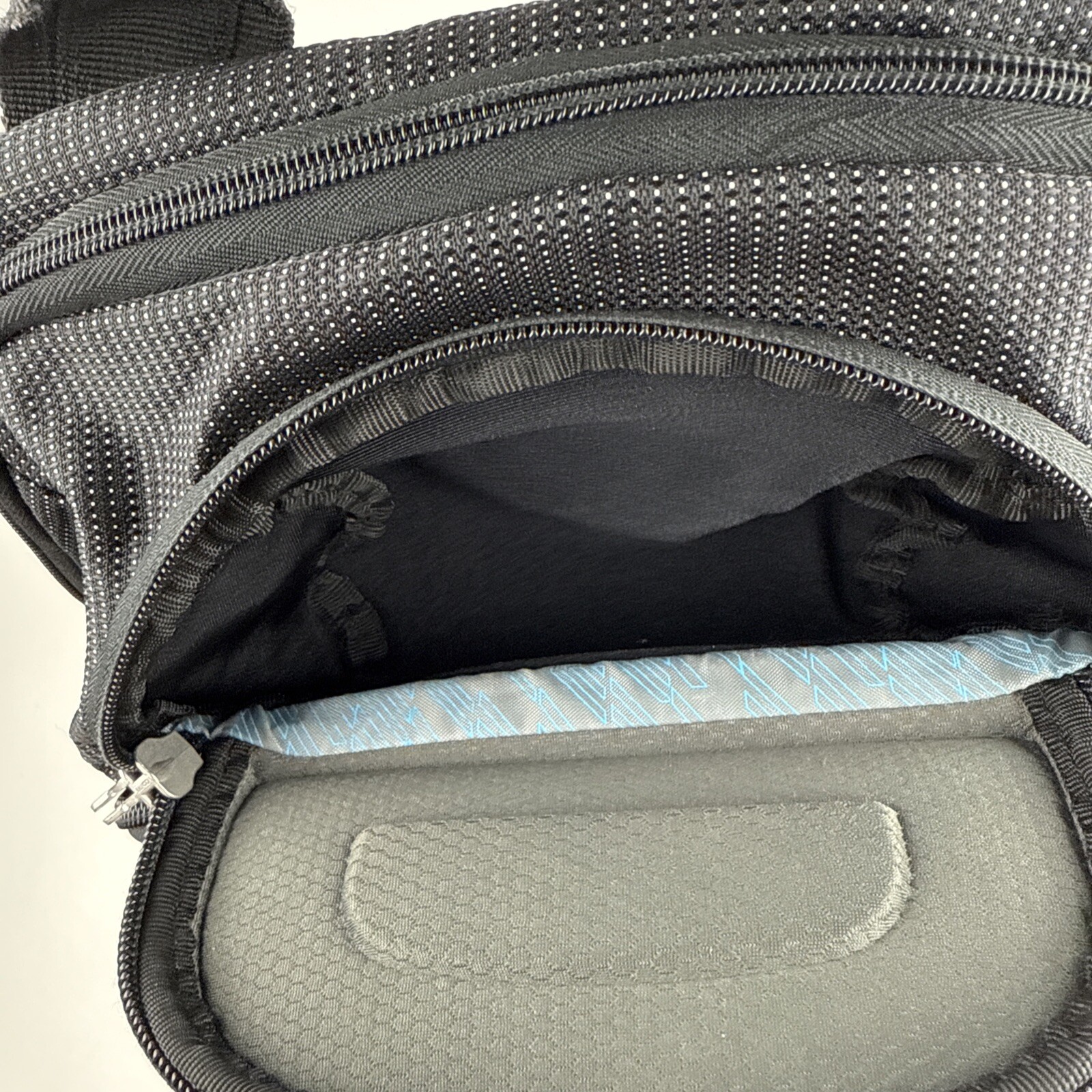 THULE Crossover Backpack Computer Travel Laptop Black w White Spec
