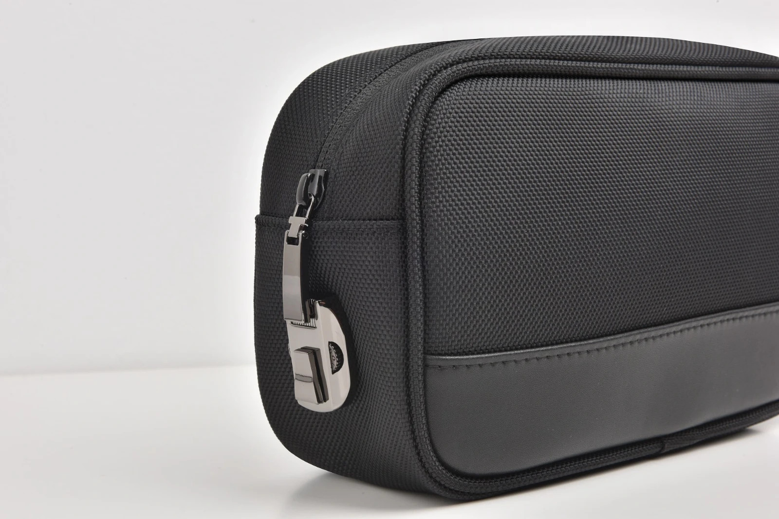 WiWU Hali Travel Pouch H1 – Anti-theft Tech Accessories Organizer Bag (Black)