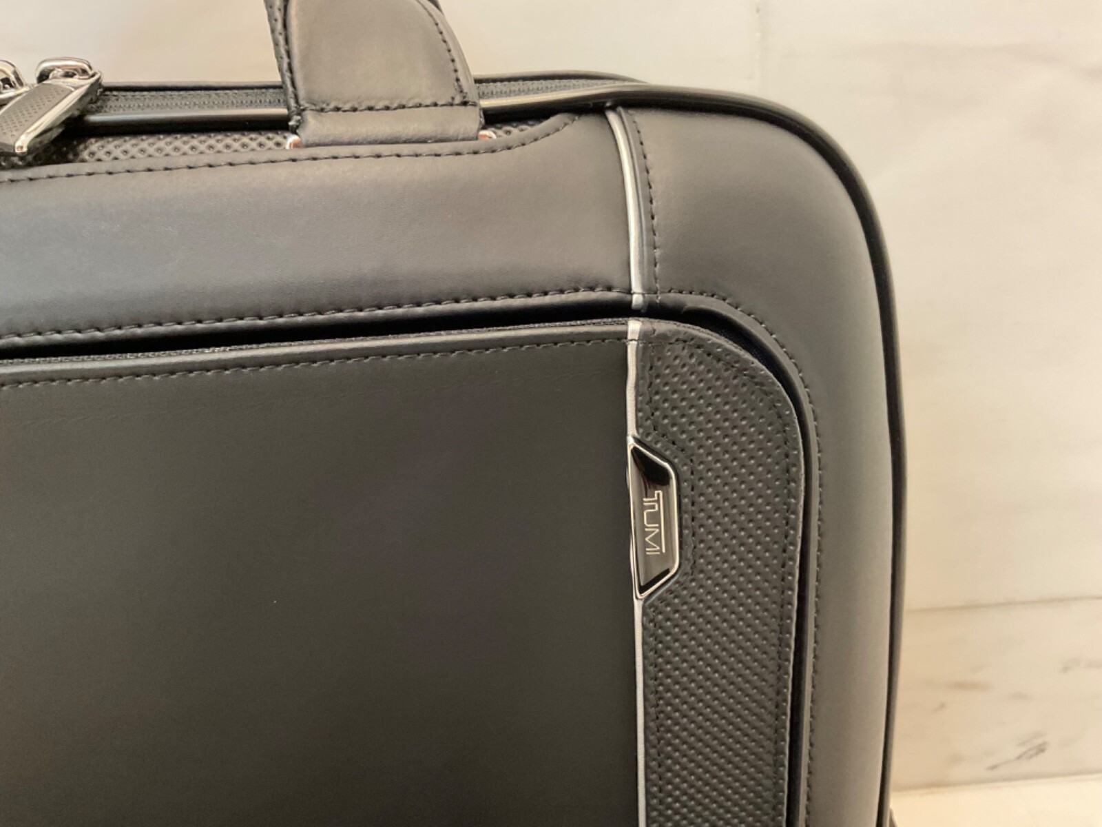 NEW Tumi ARRIVE SADLER 16.0” Brief Laptop Briefcase – 100% BLACK Leather