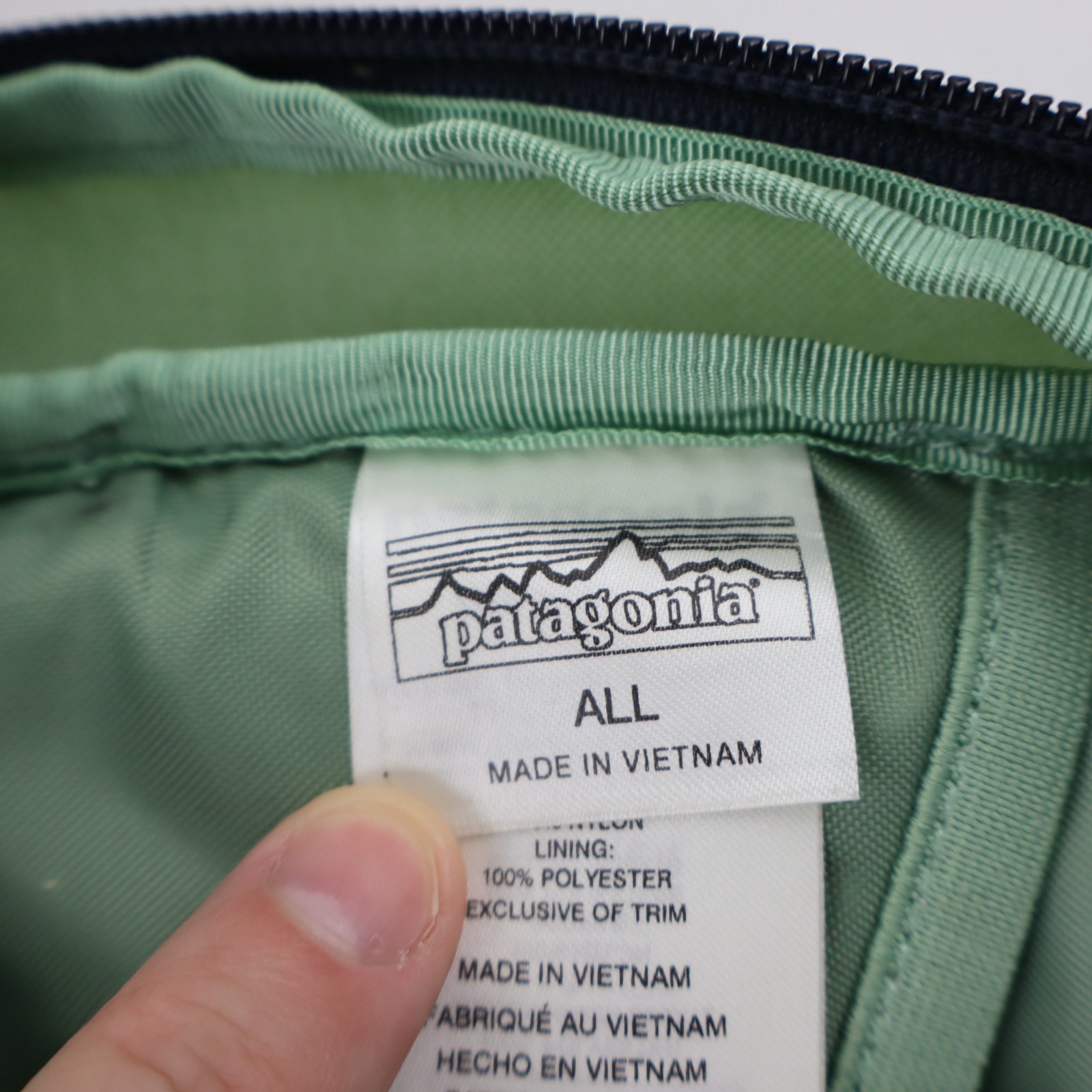 Patagonia Refugio 26L Womens Backpack Green Laptop Bag Daypack Hiking School