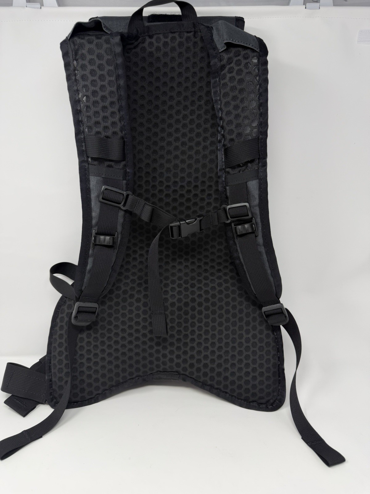 Mission Workshop Acre Hauser 10L Weatherproof Hydration Pack – USA Made – Gray