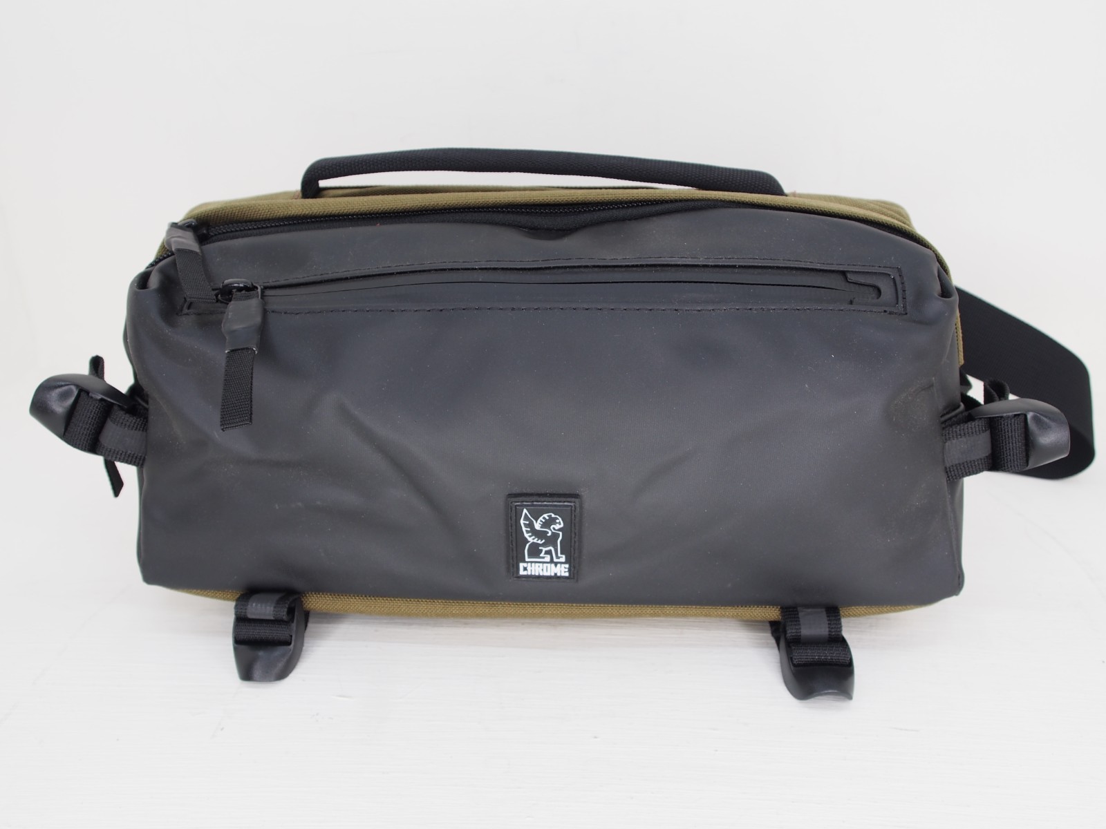Chrome Industries Kovac Sling Messenger Bag for commuting and cycling.