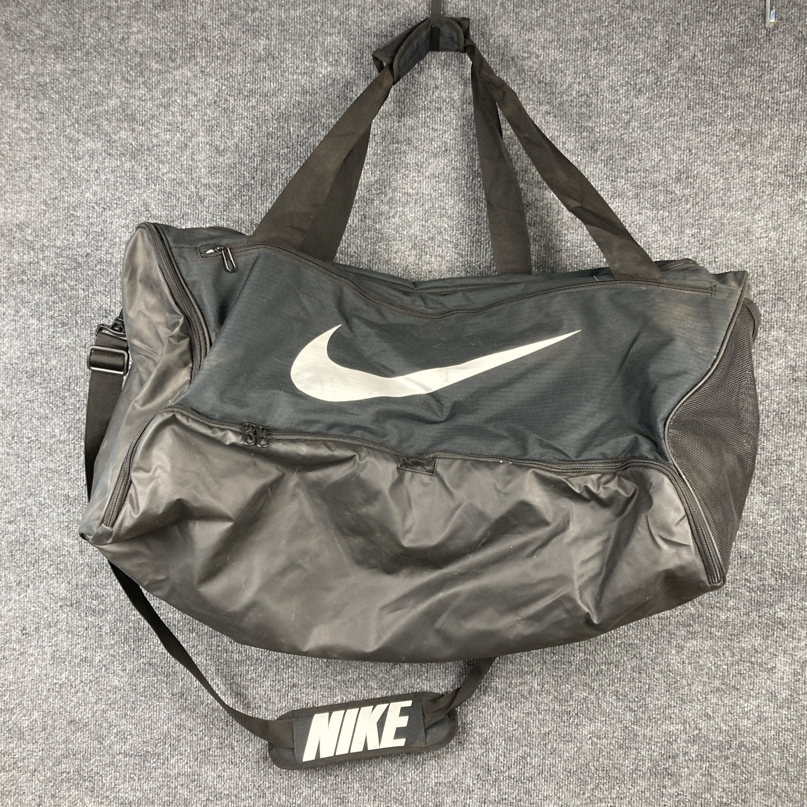 Nike Black Large 27″ Multi-Compartment Zippered Shoulder Strap Equipment Bag