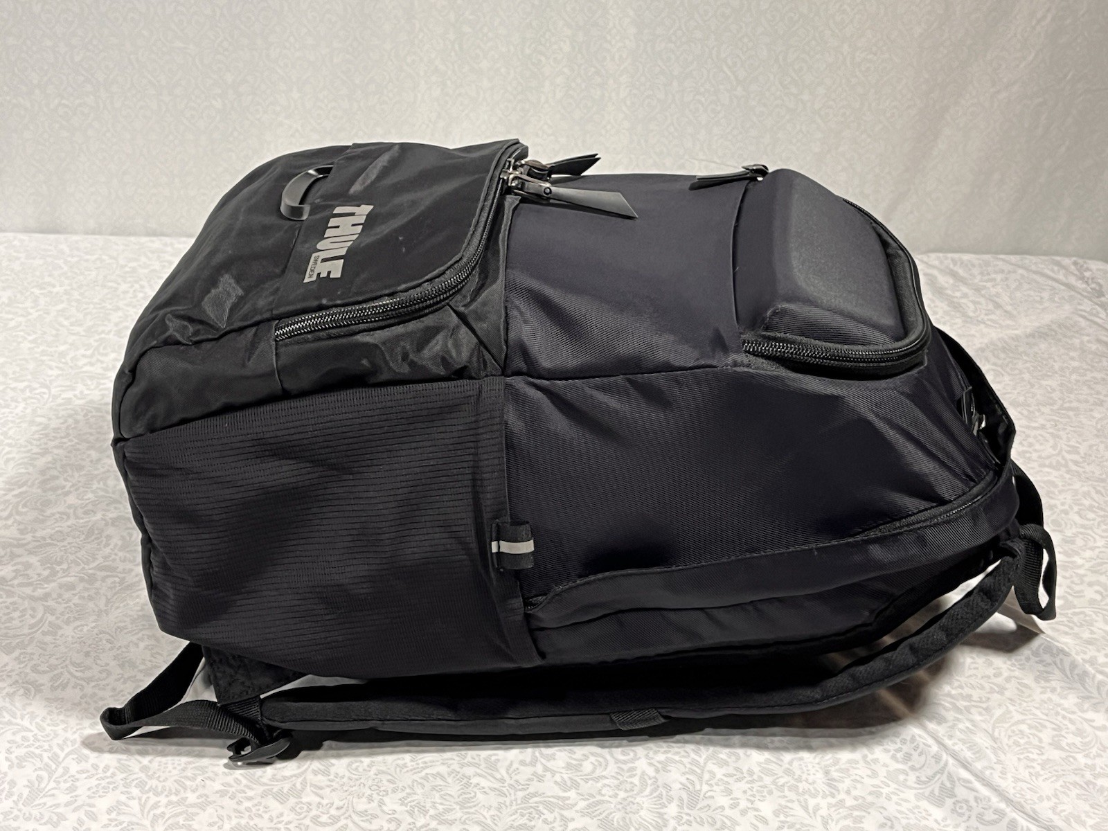 Thule Departer Black Back Pack 17x12x9 Glasses Pocket 21 Liter Laptop Travel