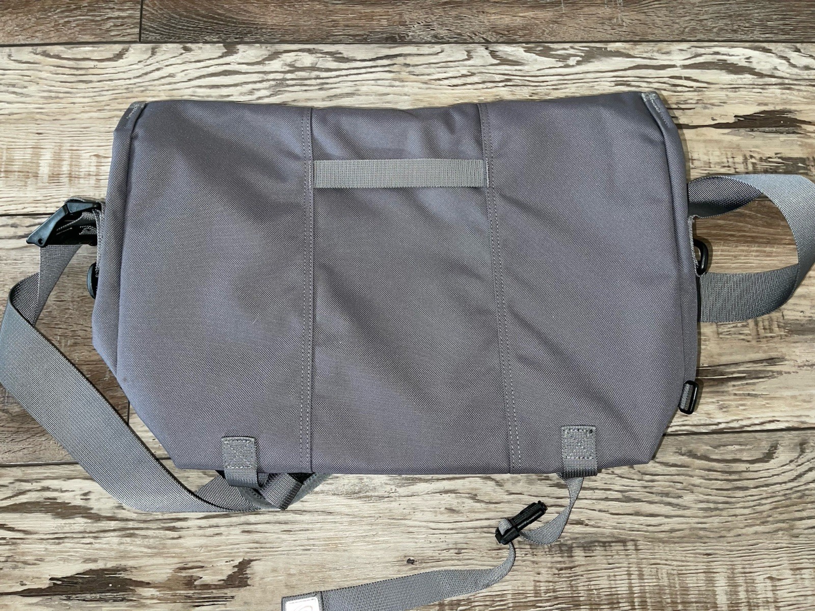 Timbuk2 Heritage Classic M Messenger Bag 18” Eco Gunmetal Grey. Company Logo
