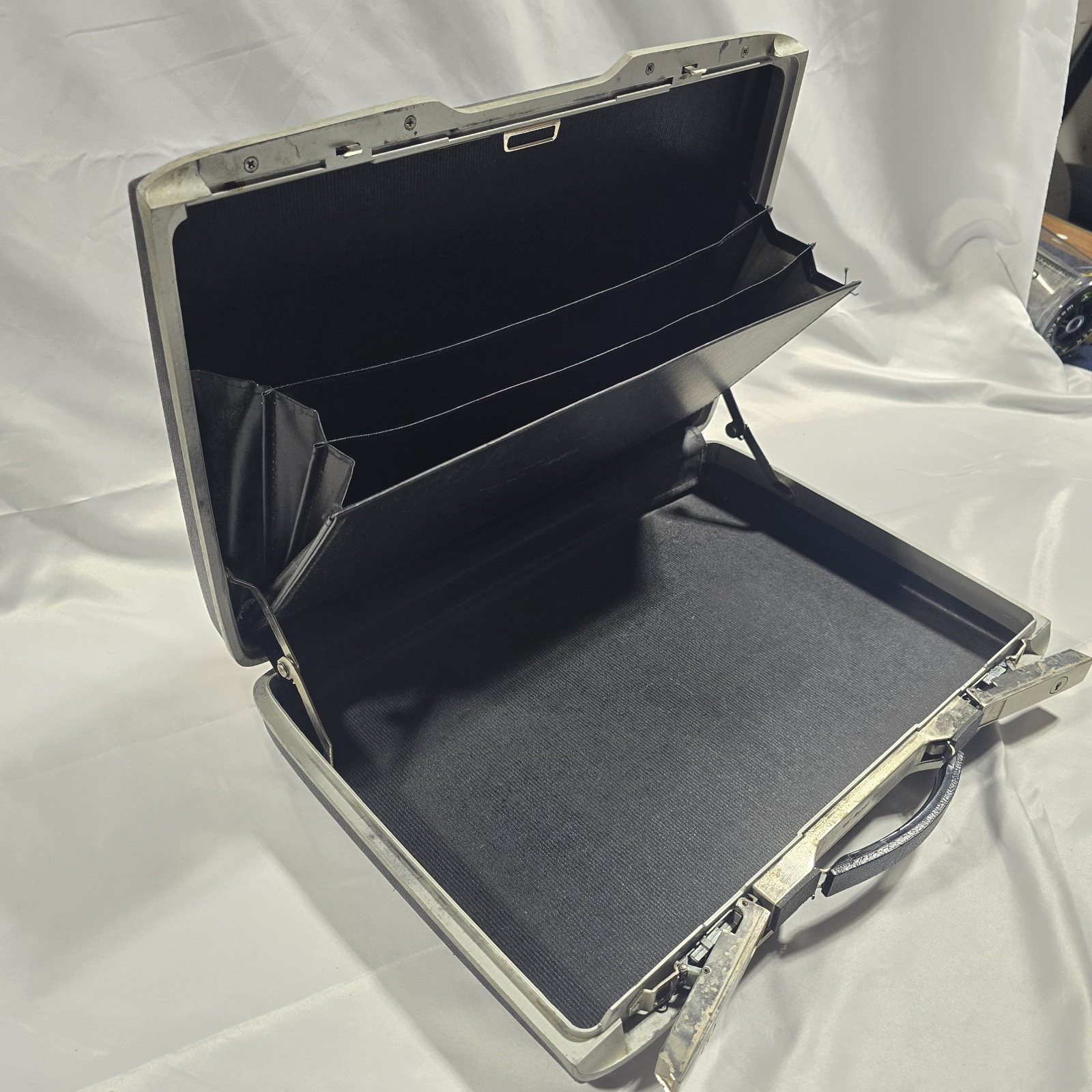 Royal Traveller Attache Briefcase 18″ X 12″ X 2″