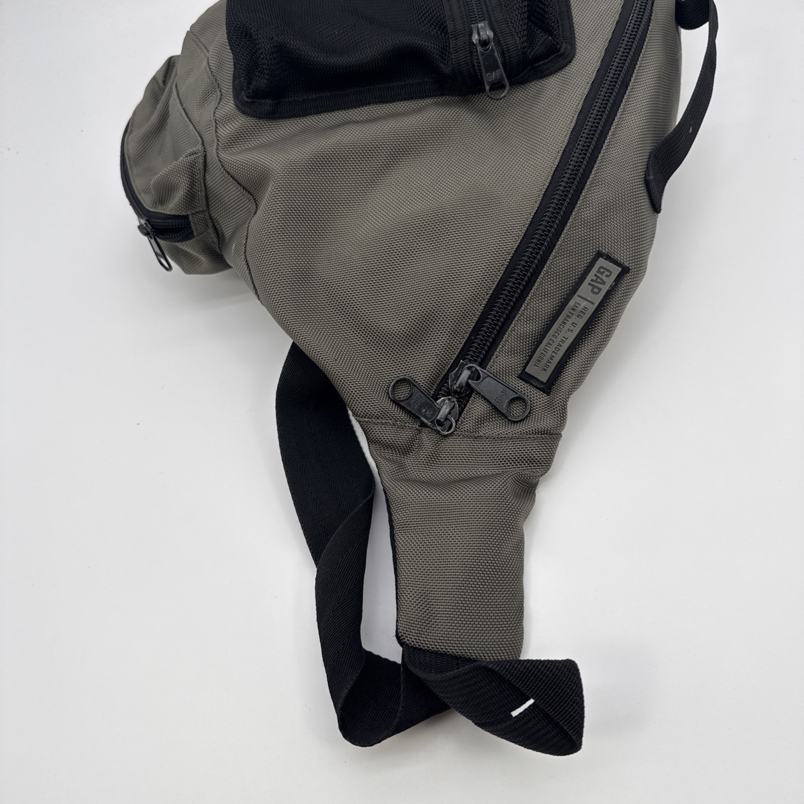 Vtg GAP 2001 Sling Bag Y2K Single Strap Crossbody Shoulder Backpack Gray Bag