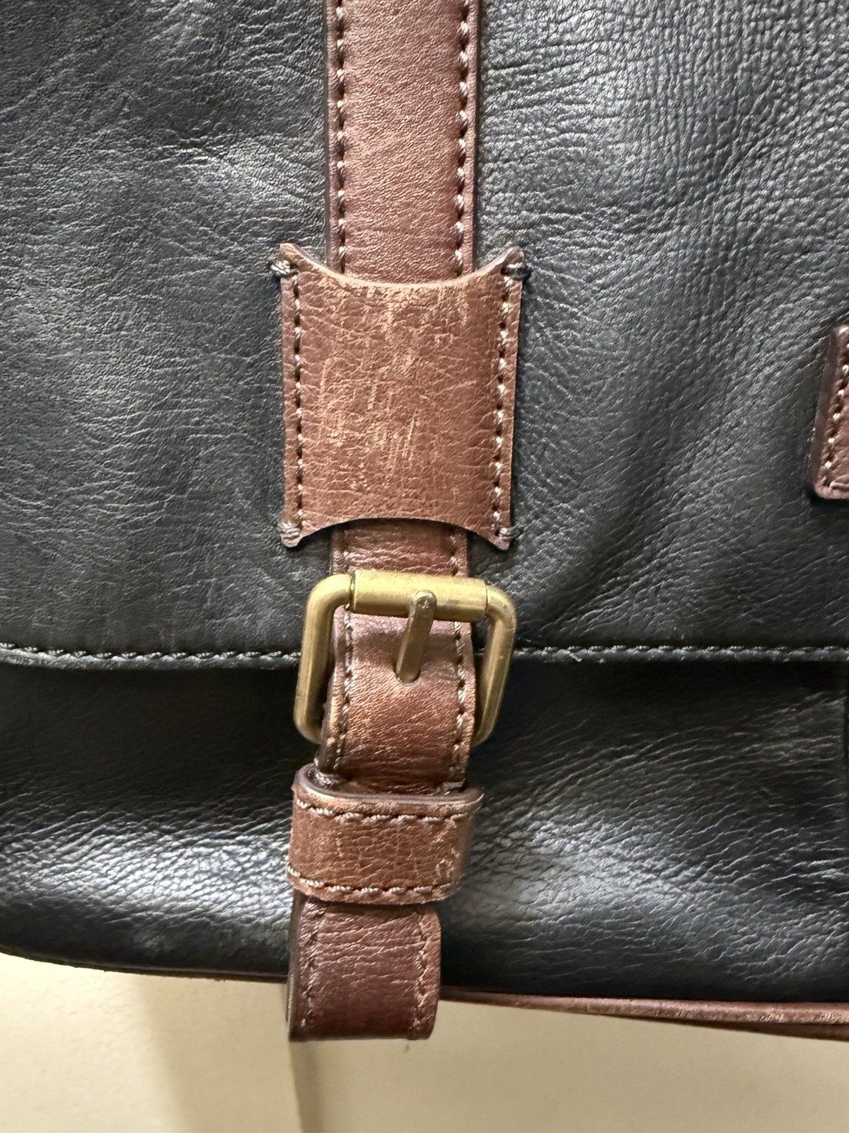 Fossil Men’s Messenger Bag Black Brown Buckle Magnetic Inner Outer Pockets