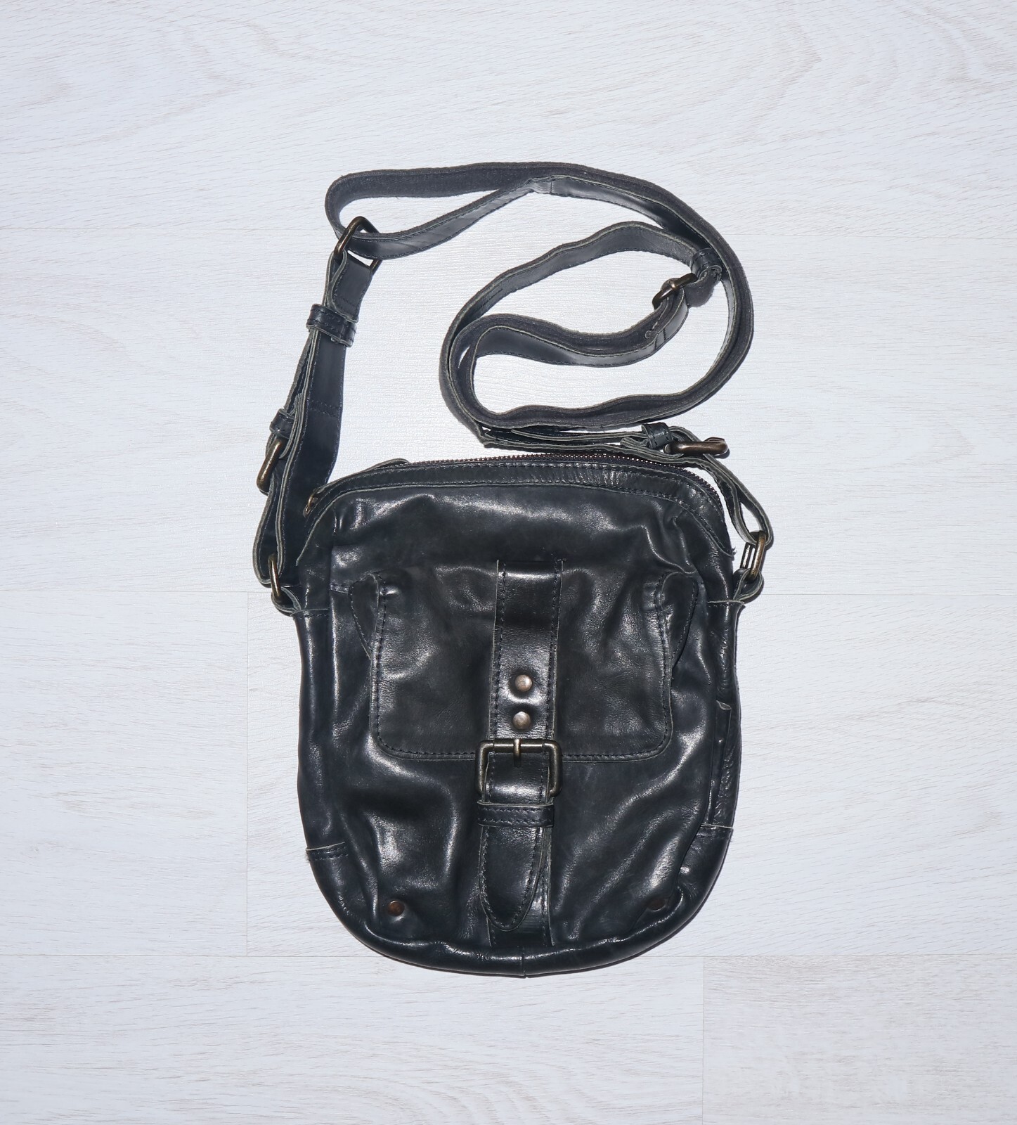 AUNTS & UNCLES Unisex Black Leather Crossbody Bag