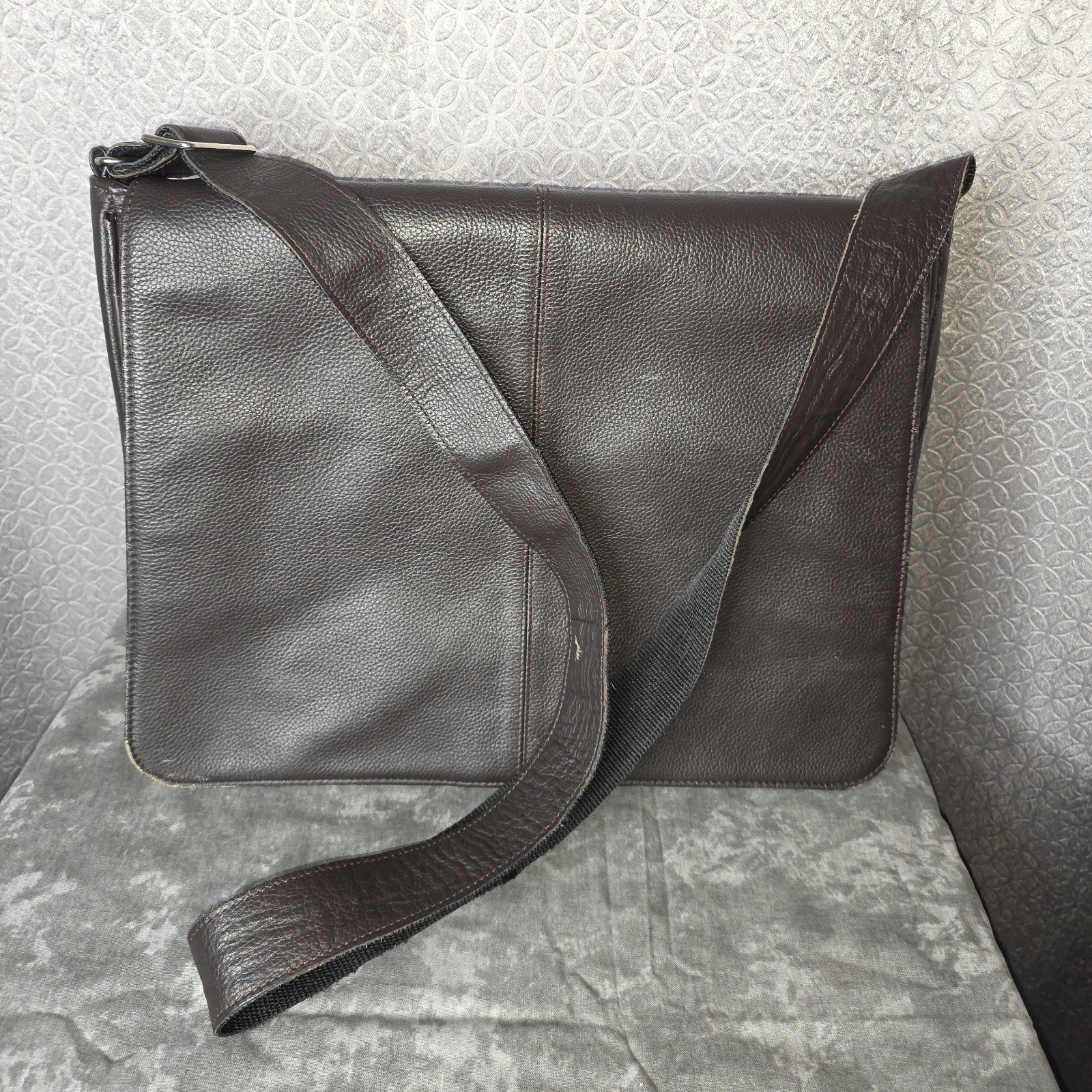 Latico Leathers Brown Messenger Bag Crossbody Adjustable Strap Lined Pockets