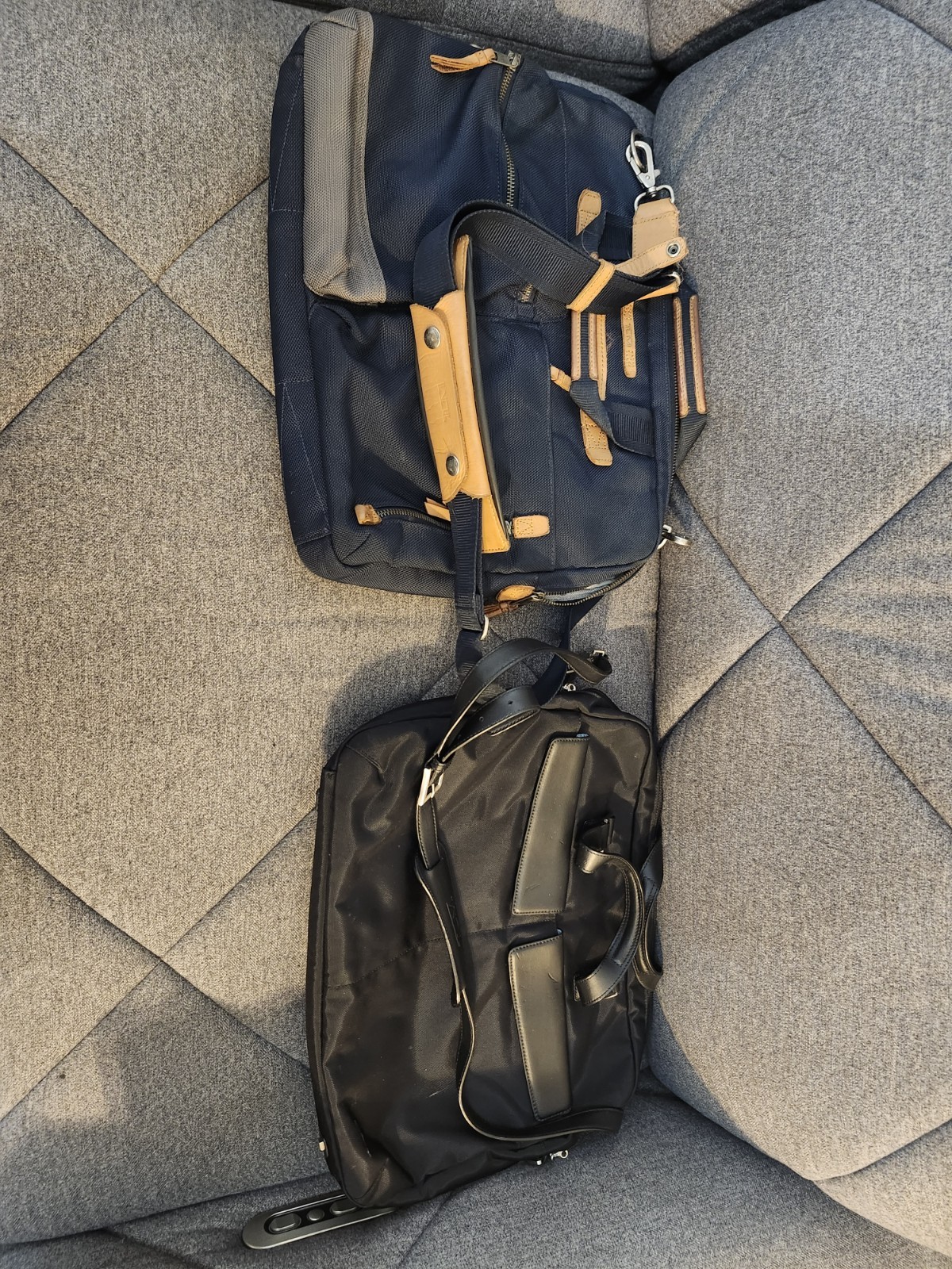 Tumi Men’s Laptop Bags Black Navy Adjustable Strap Multiple Compartments