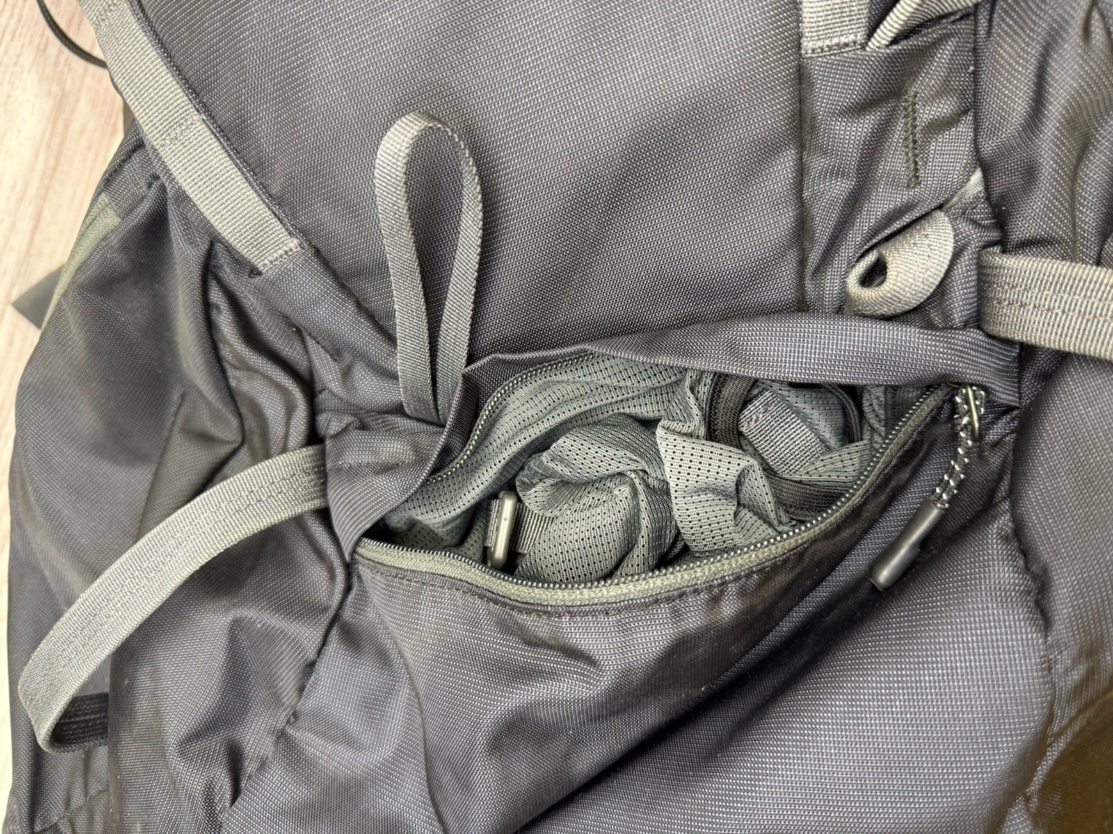 Thule Sweden Black Large Daypack Backpack Side Padded Pockets Hiking Outdoor