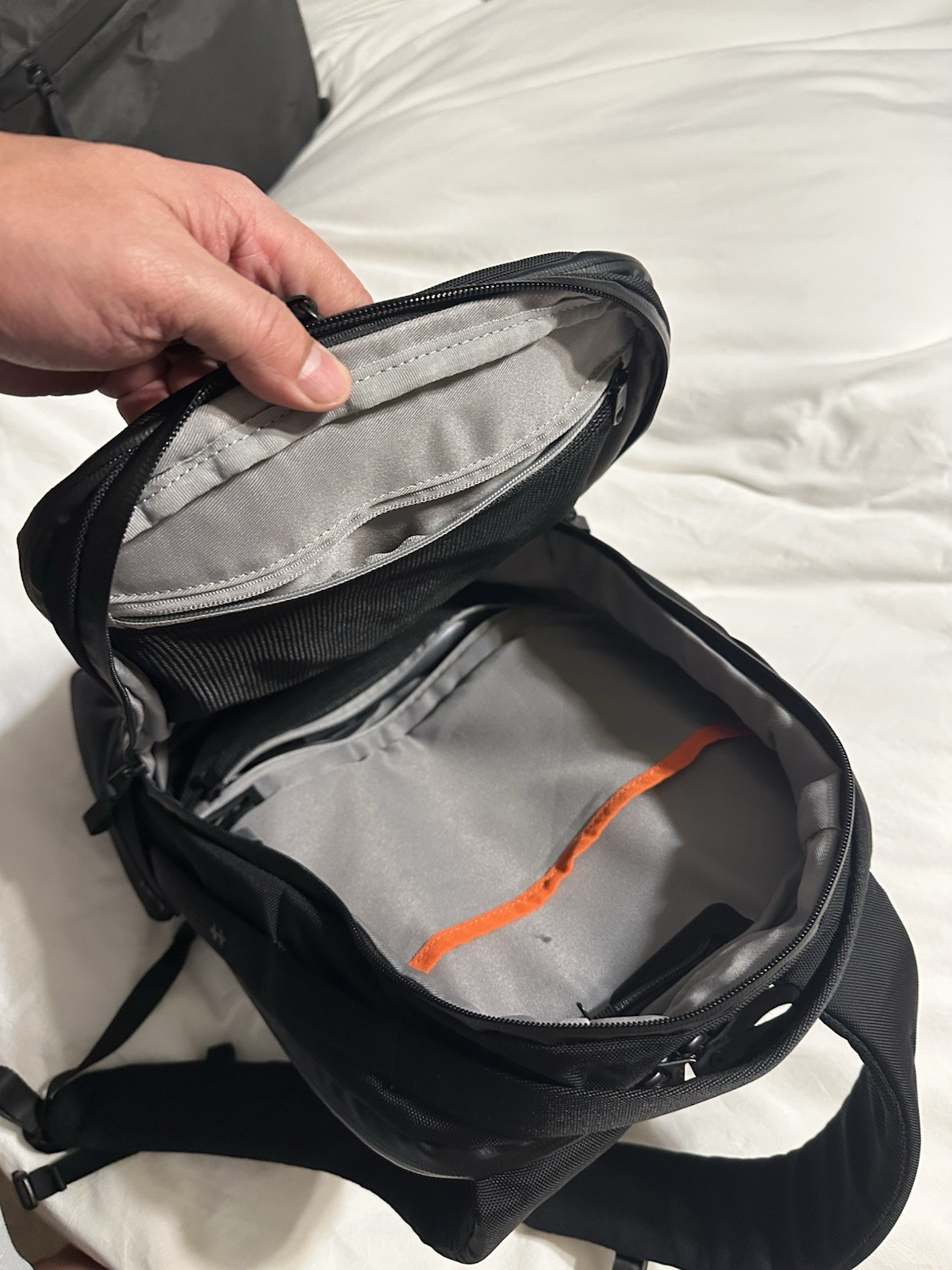 HyperPack Pro with Apple Find My 22L