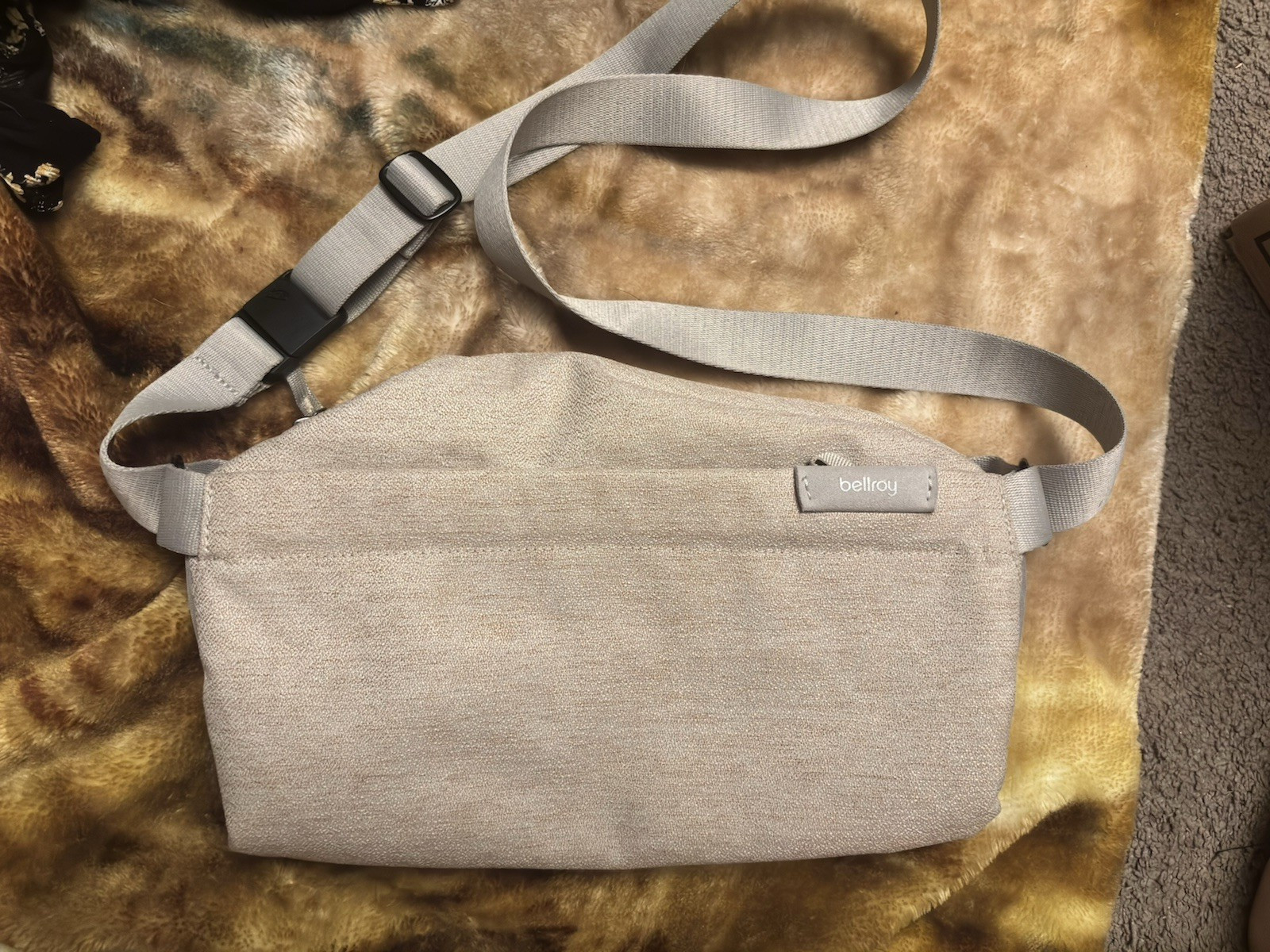Bellroy Gray Messenger Bag Crossbody Strap Zip/Buckle, Inner Pockets Key Clip