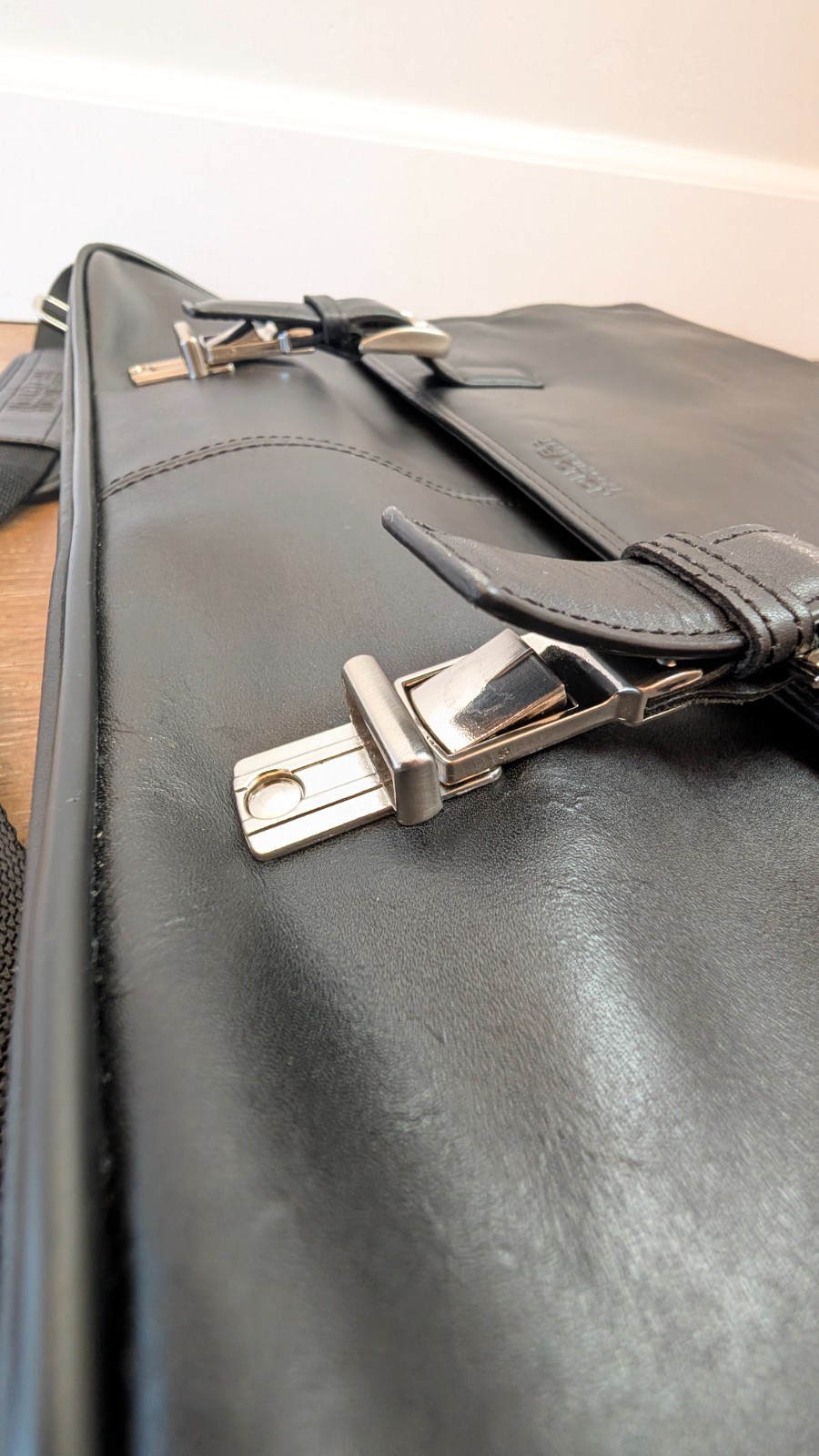 Kenneth Cole Reaction Colombian Leather Laptop Portfolio Messenger Bag