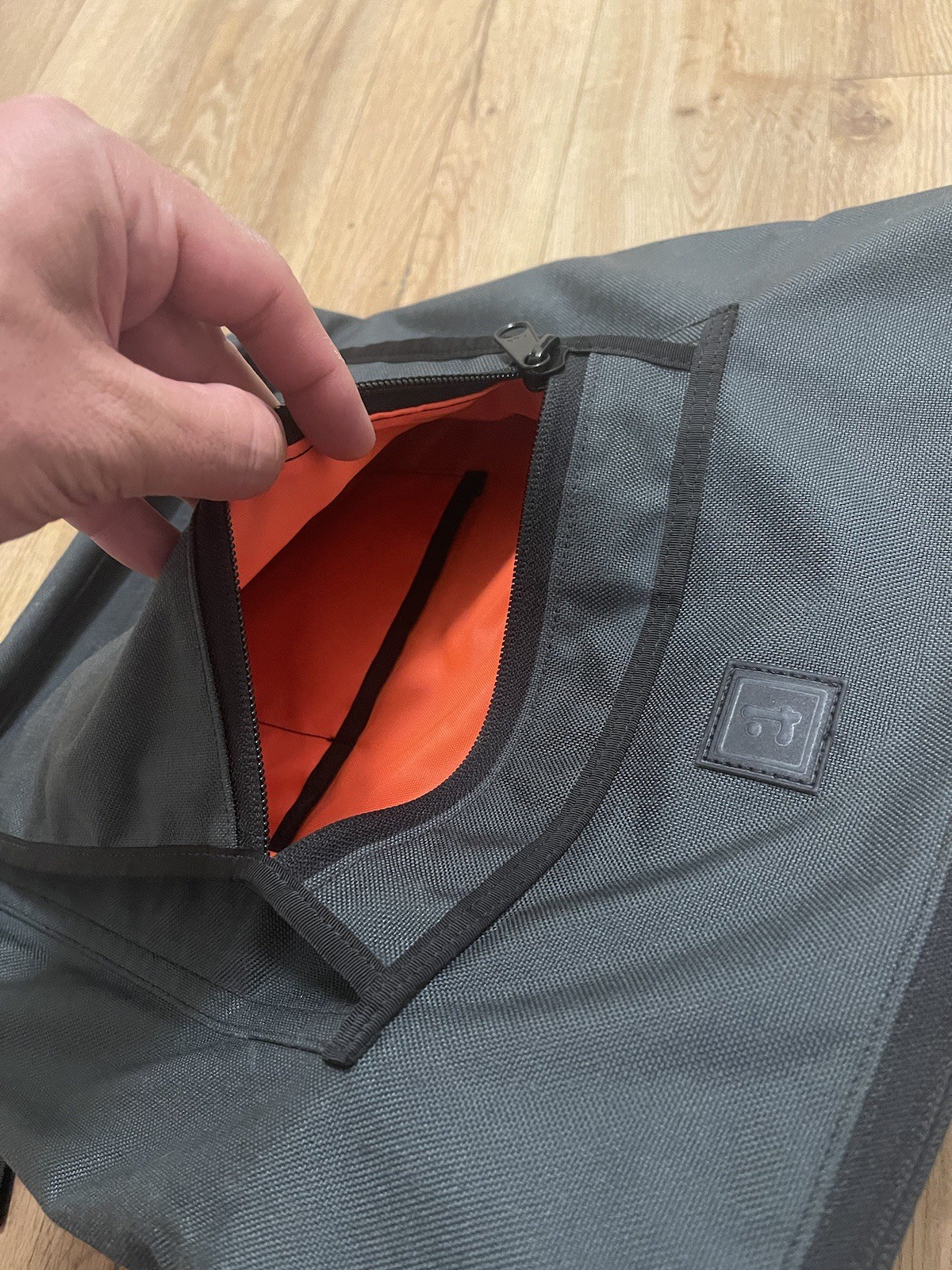 RICKSHAW BAGS MEDIUM VELO BACKPACK $129 GREY *SEE PHOTOS* SAN FRANCISCO SLEEK