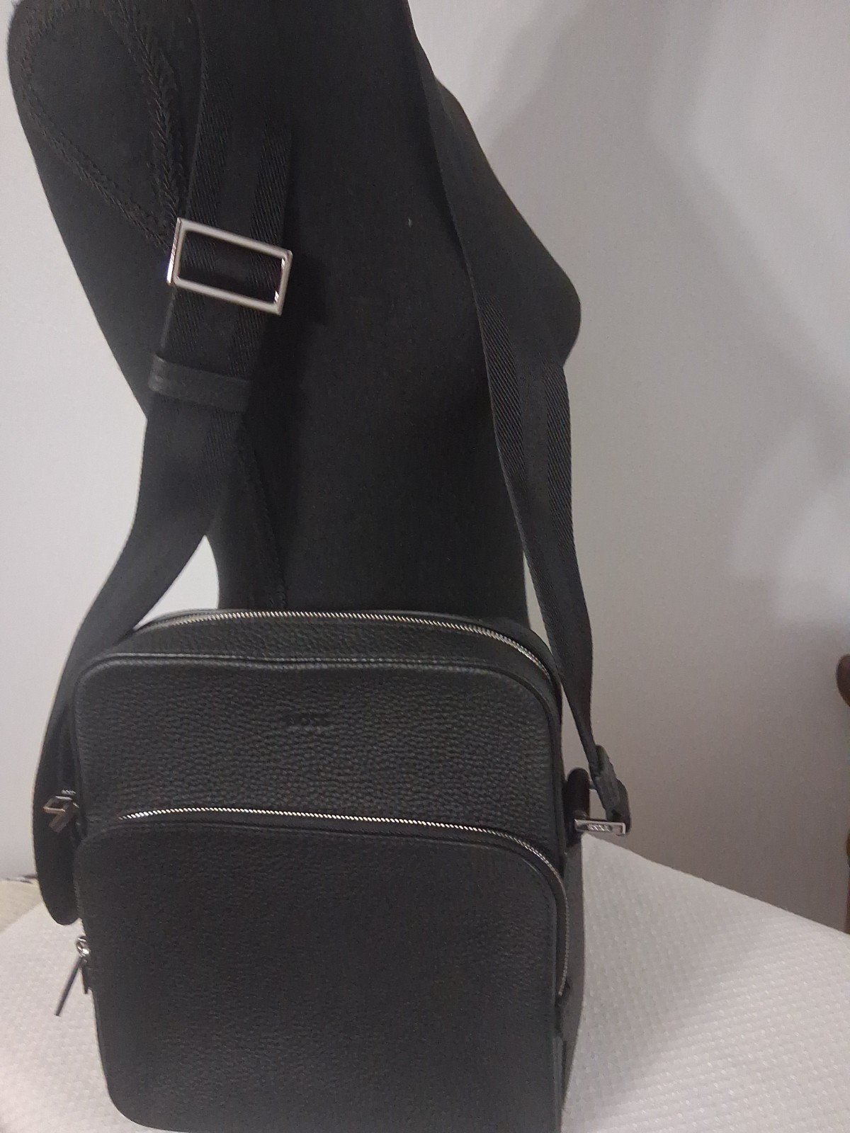Mens BOSS Reporter bag. black Grain Italian Leather.. NWOT. 11×9