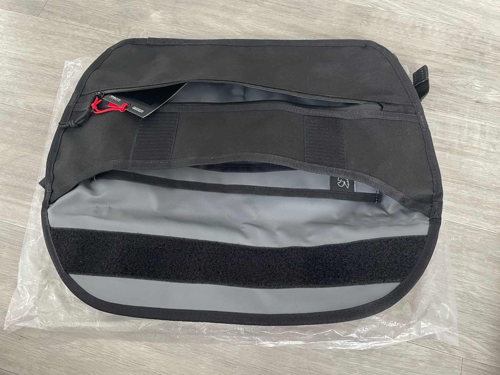 Chrome Industries Simple 12L Messenger gray commuter bag