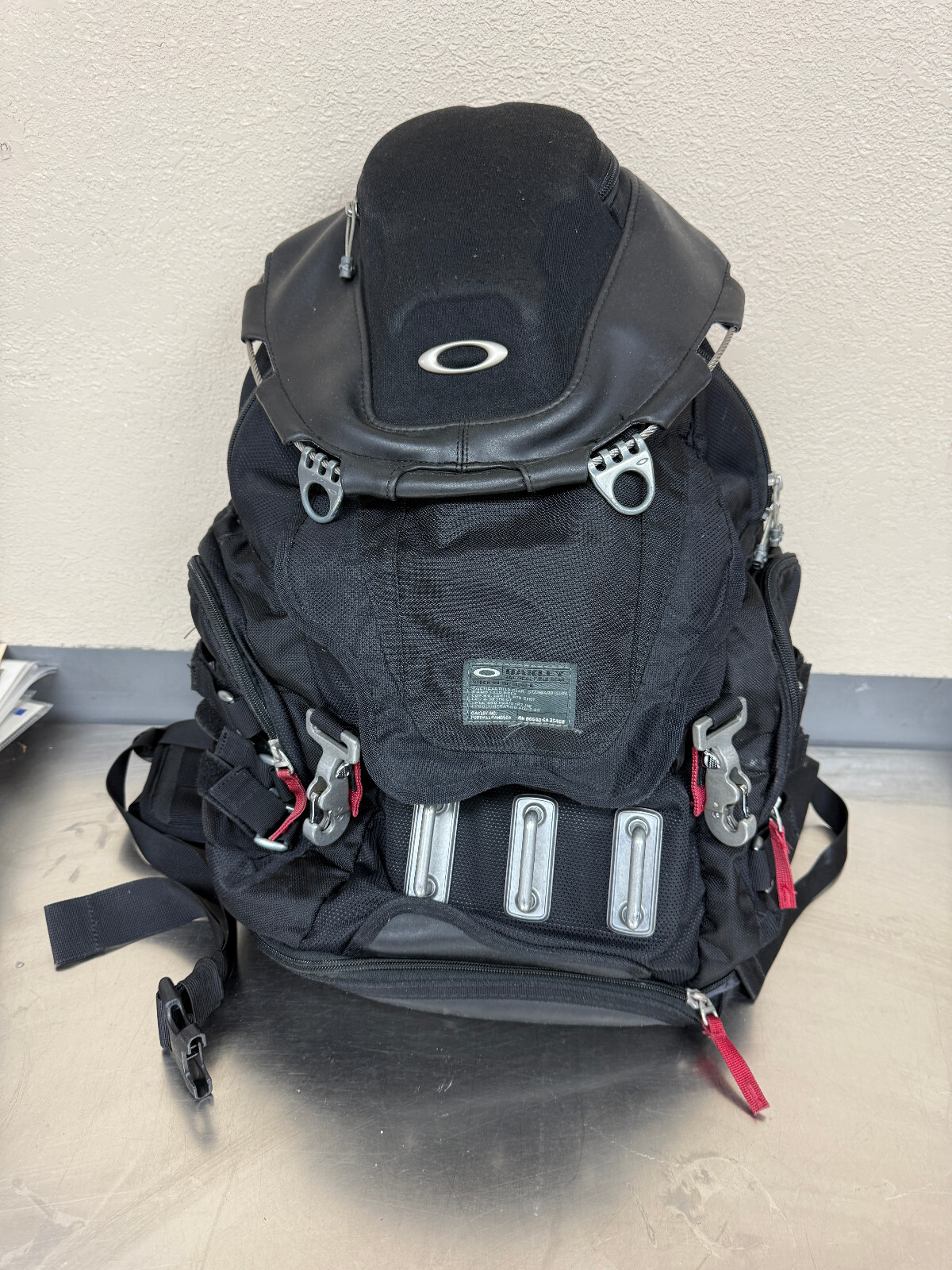 Oakley Kitchen Sink Backpack 34L – Black/Sliver