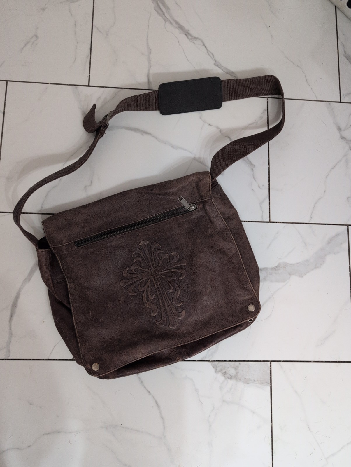 Wilson’s Leather Genuine Leather Messenger Back Large Brown Snap Button. S9