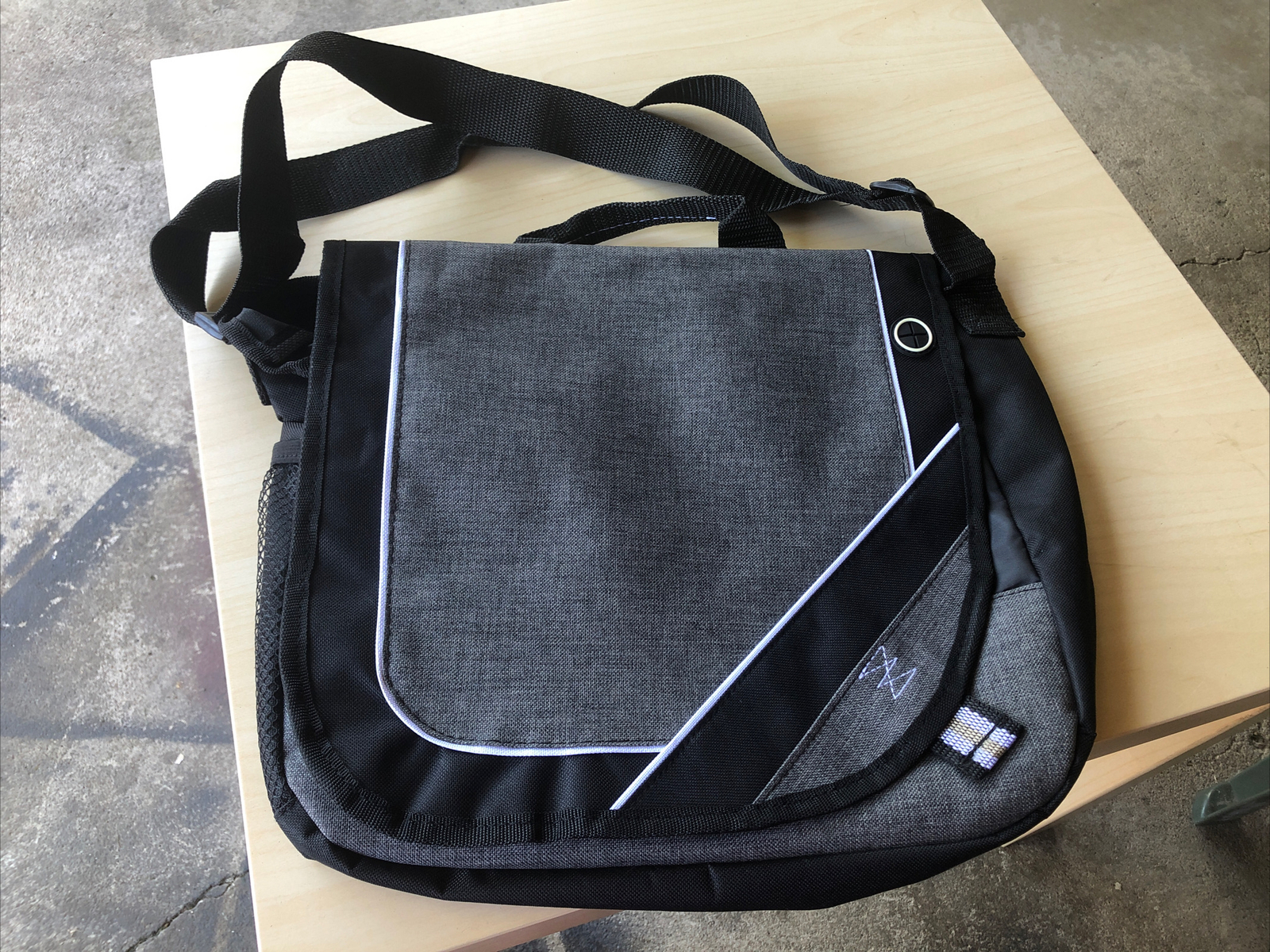 Leeds Bolt Urban Messenger Bag NWOT. Black And Grey. 2950-90