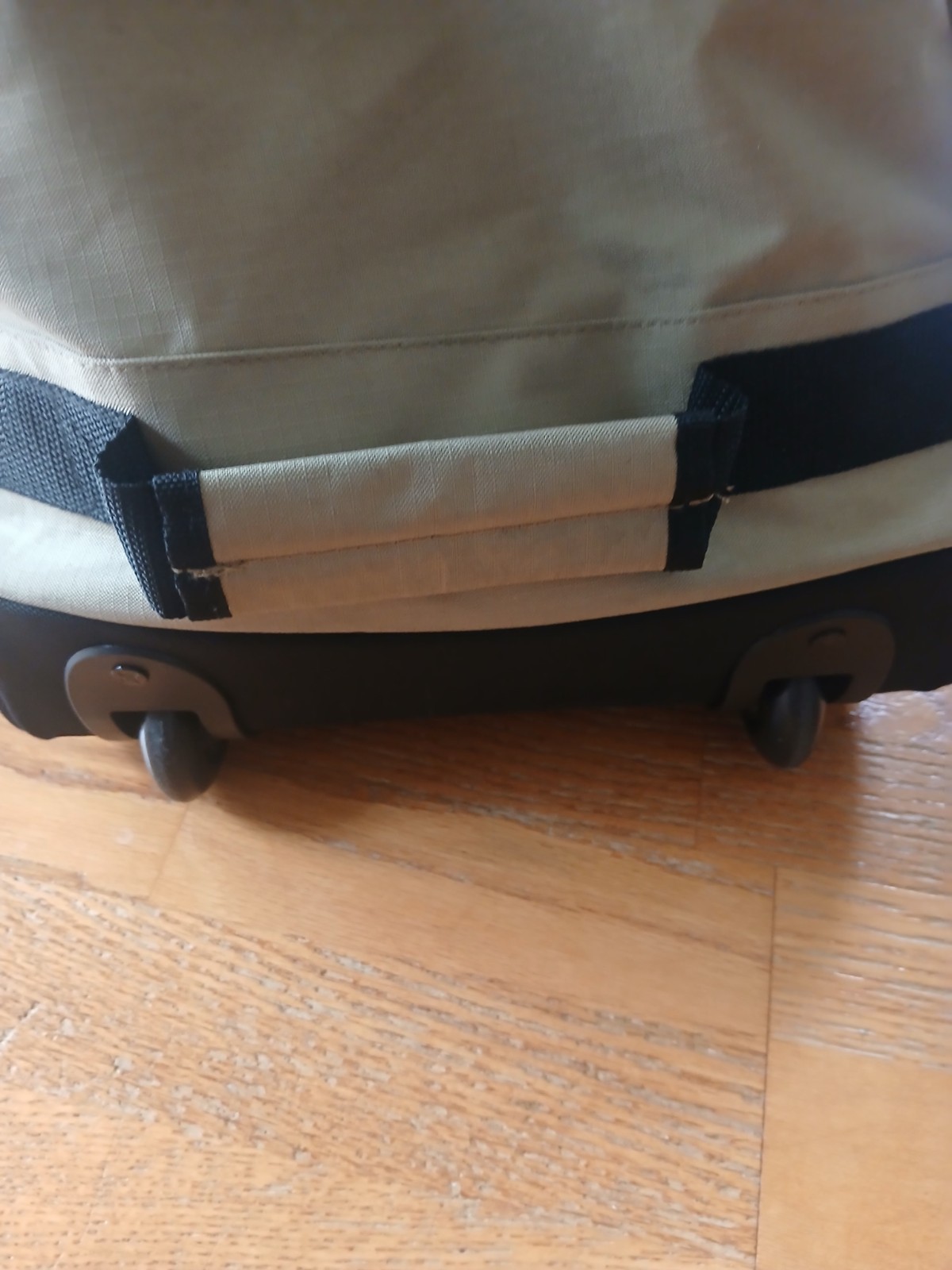 Lightweight Canvas Duffle Bag With Multiple Straps And Wheels From OAT