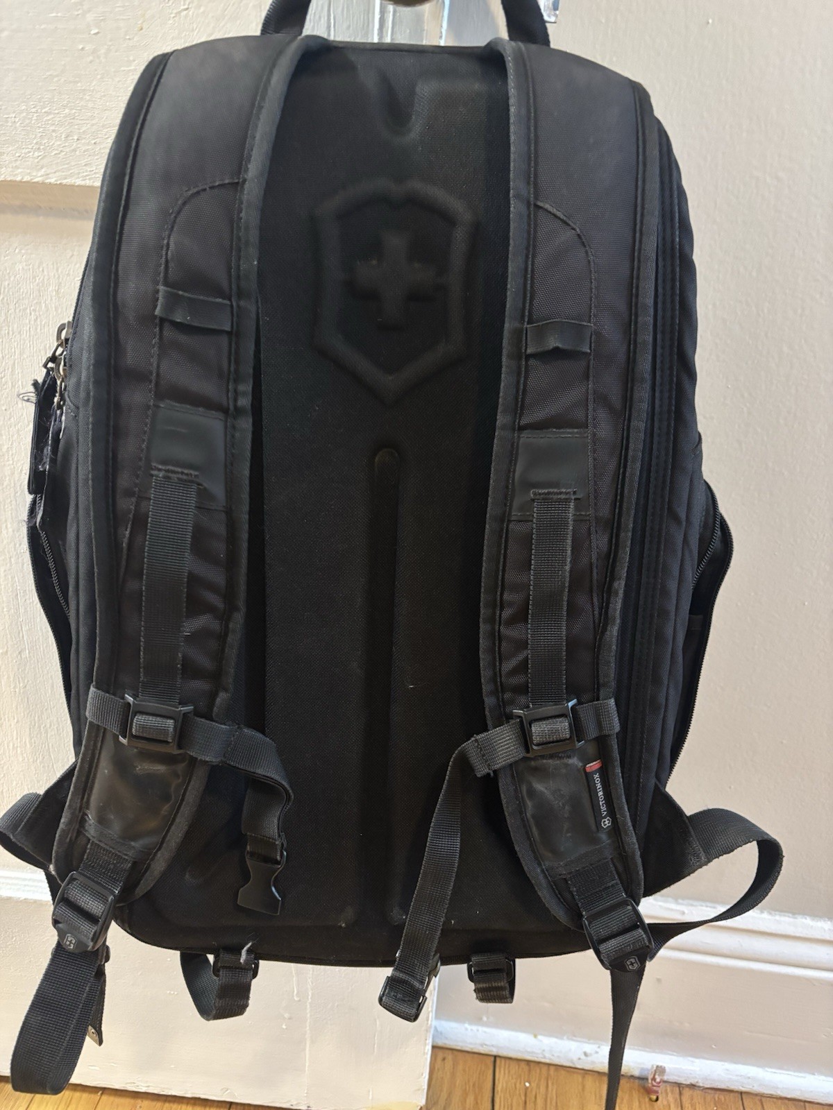 Victorinox Black Men’s Backpack Zip Closure Padded Adjustable Strap Pockets