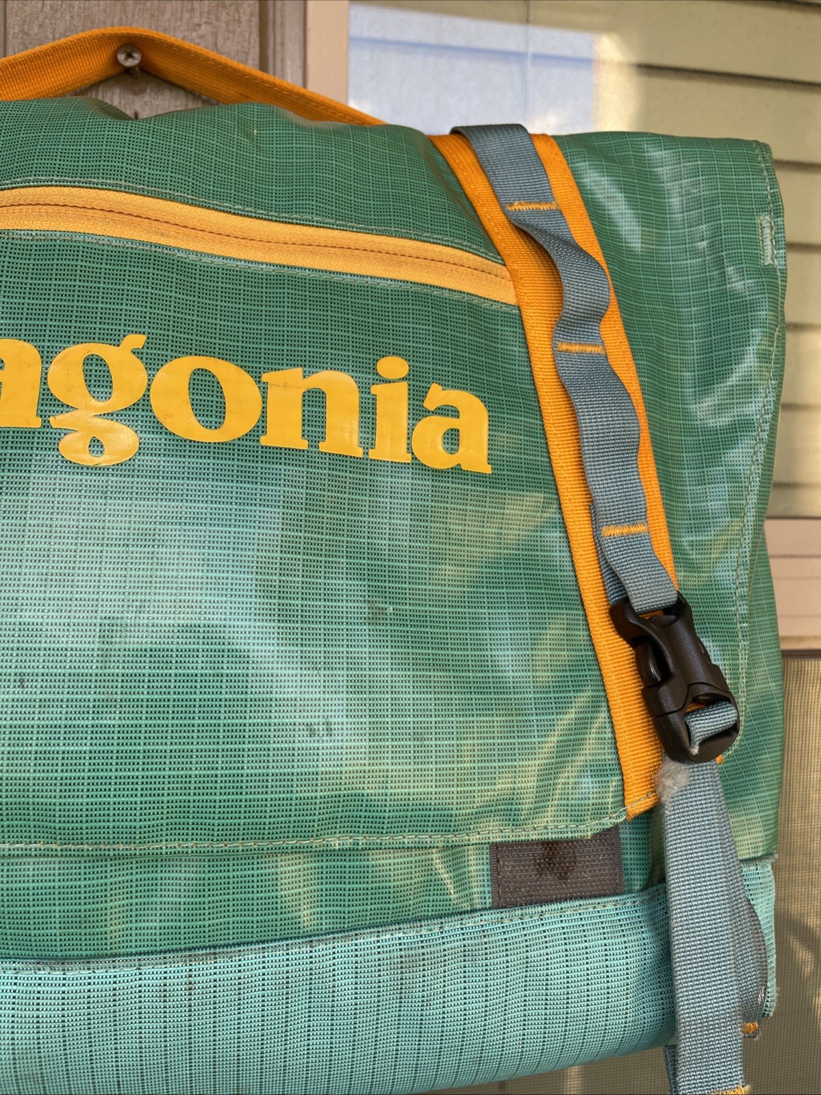 RARE Patagonia Black Hole Messenger 12L Bag Turquoise Green Yellow Laptop 49321