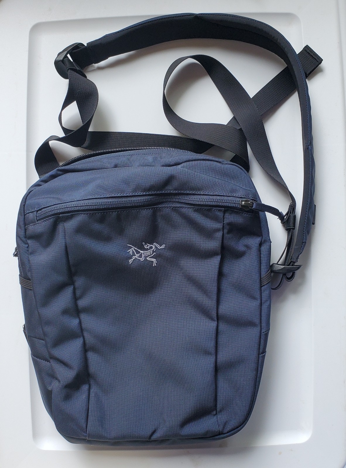 Arc’teryx Slingblade 4 crossbody Shoulder Bag Navy Blue Discontinued Color NWOT