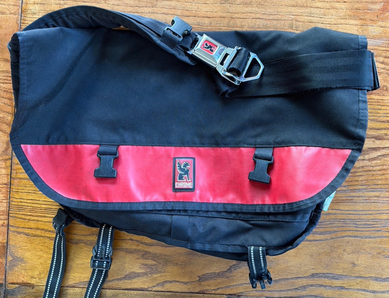 Chrome Industries Citizen Messenger Bag Black/Red Excellent Condition