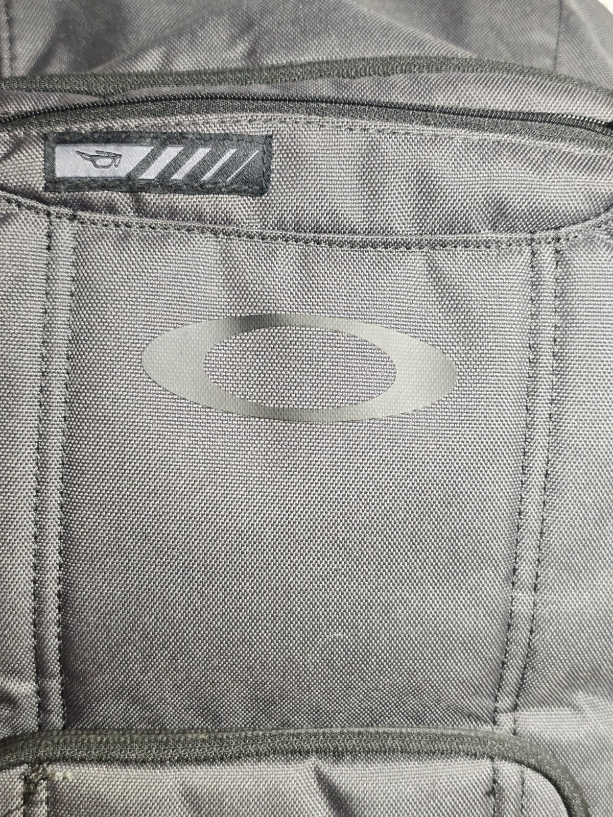Oakley Enduro Backpack Laptop Grey & Black 25L 2.0 Clean And Nice Condition.