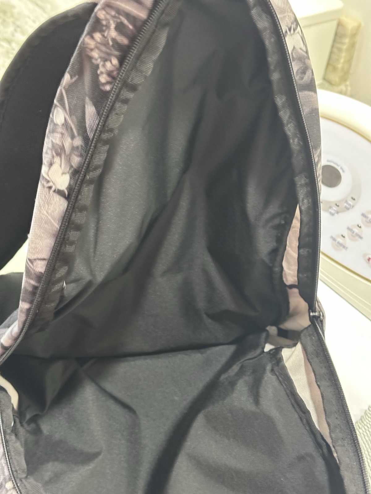 Black and white Nike backpack EUC!!!