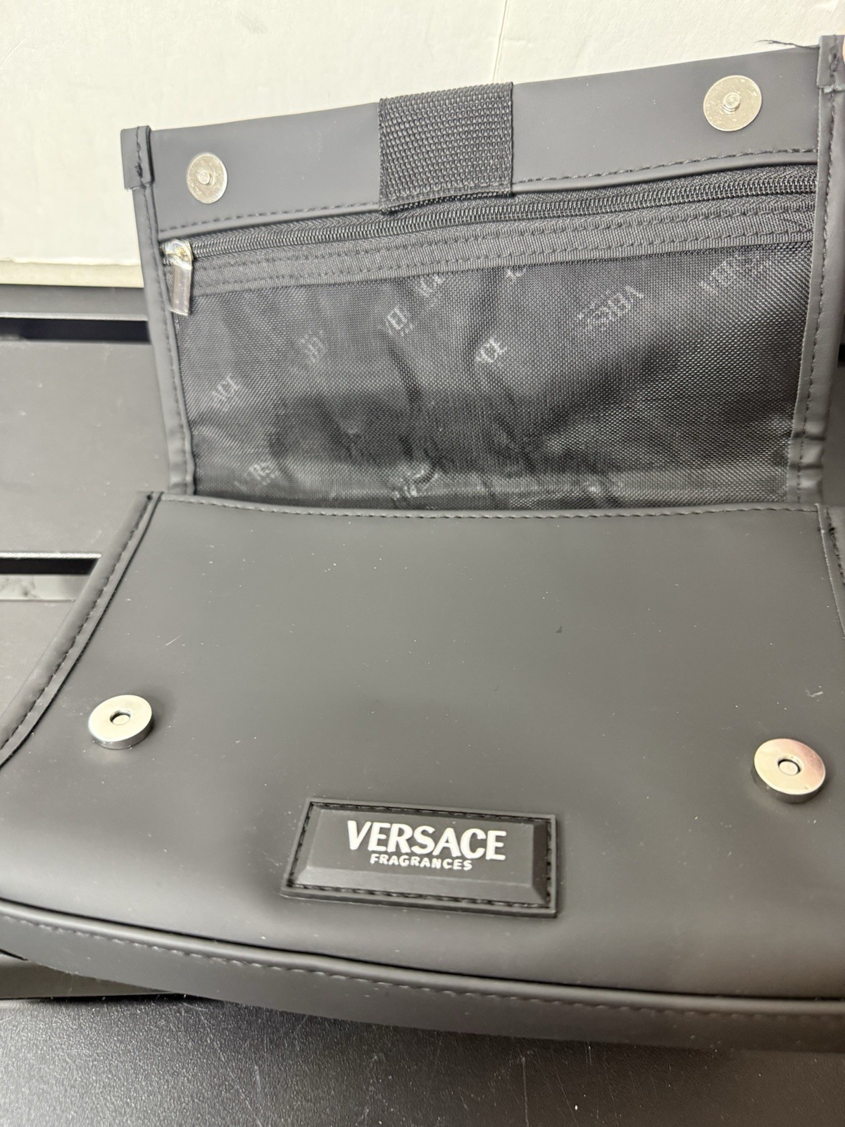VERSACE FRAGRANCE BLACK INSTITUTIONAL CASE TRAVEL BAG MENS POUCH 8″ X 6″ X 2.5″